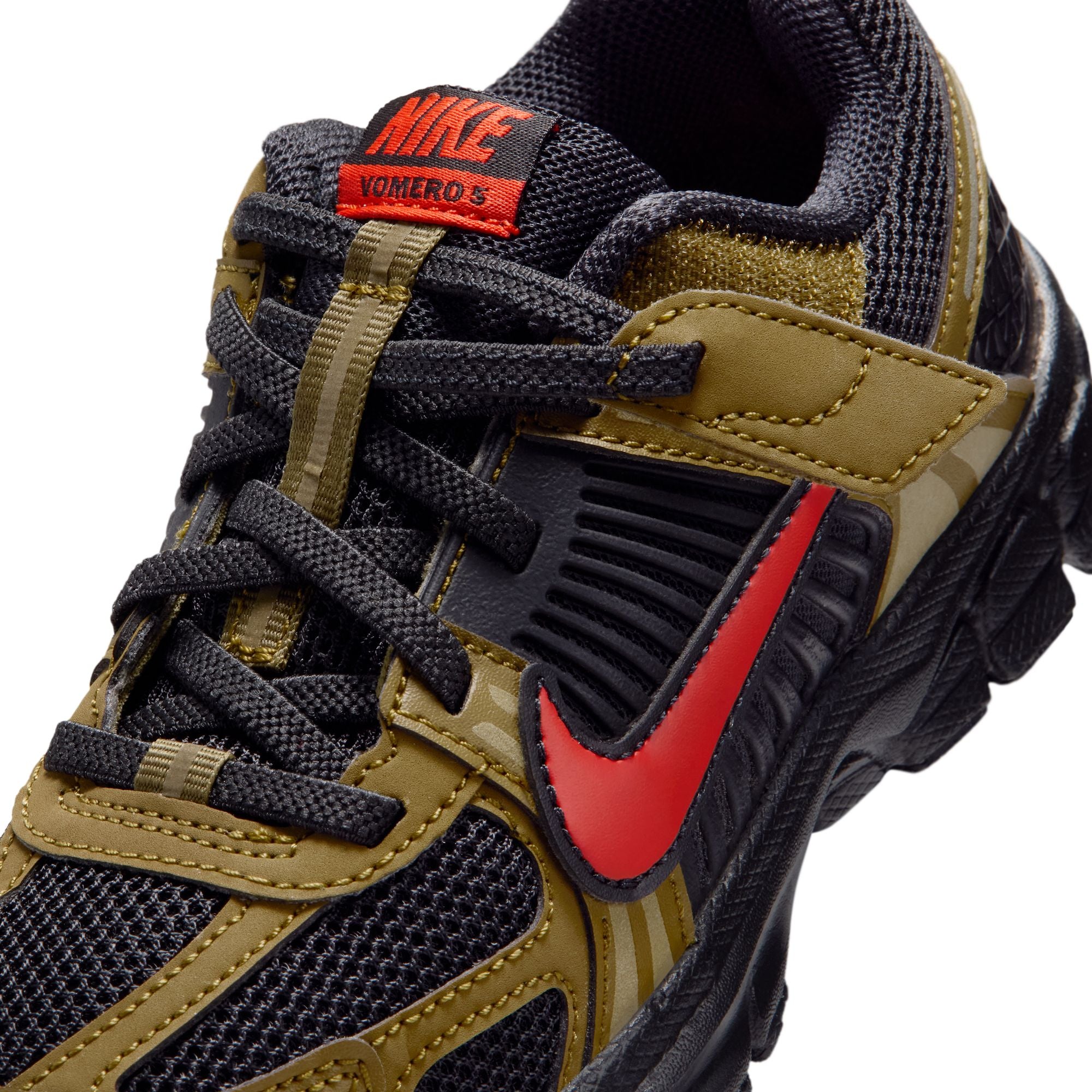 KIDS NIKE VOMERO 5 PS (BLACK/PICANTE RED/OLIVE FLAK)