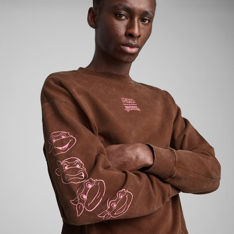 MENS PUMA X TMNT RELAXED GRAPHIC CREW SWEATSHIRT (CHOCOTART)