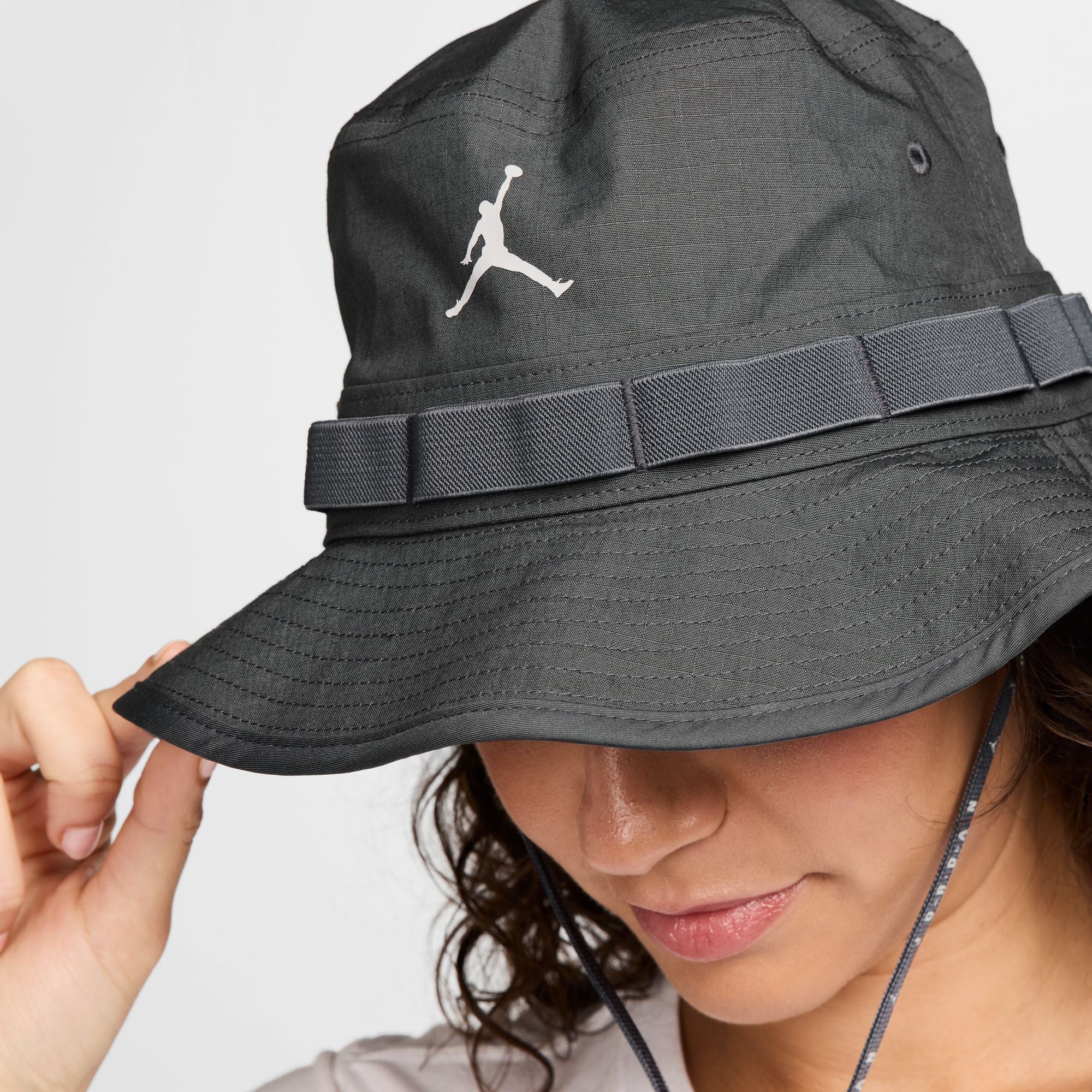 JORDAN APEX BUCKET HAT (IRON GREY/WHITE)