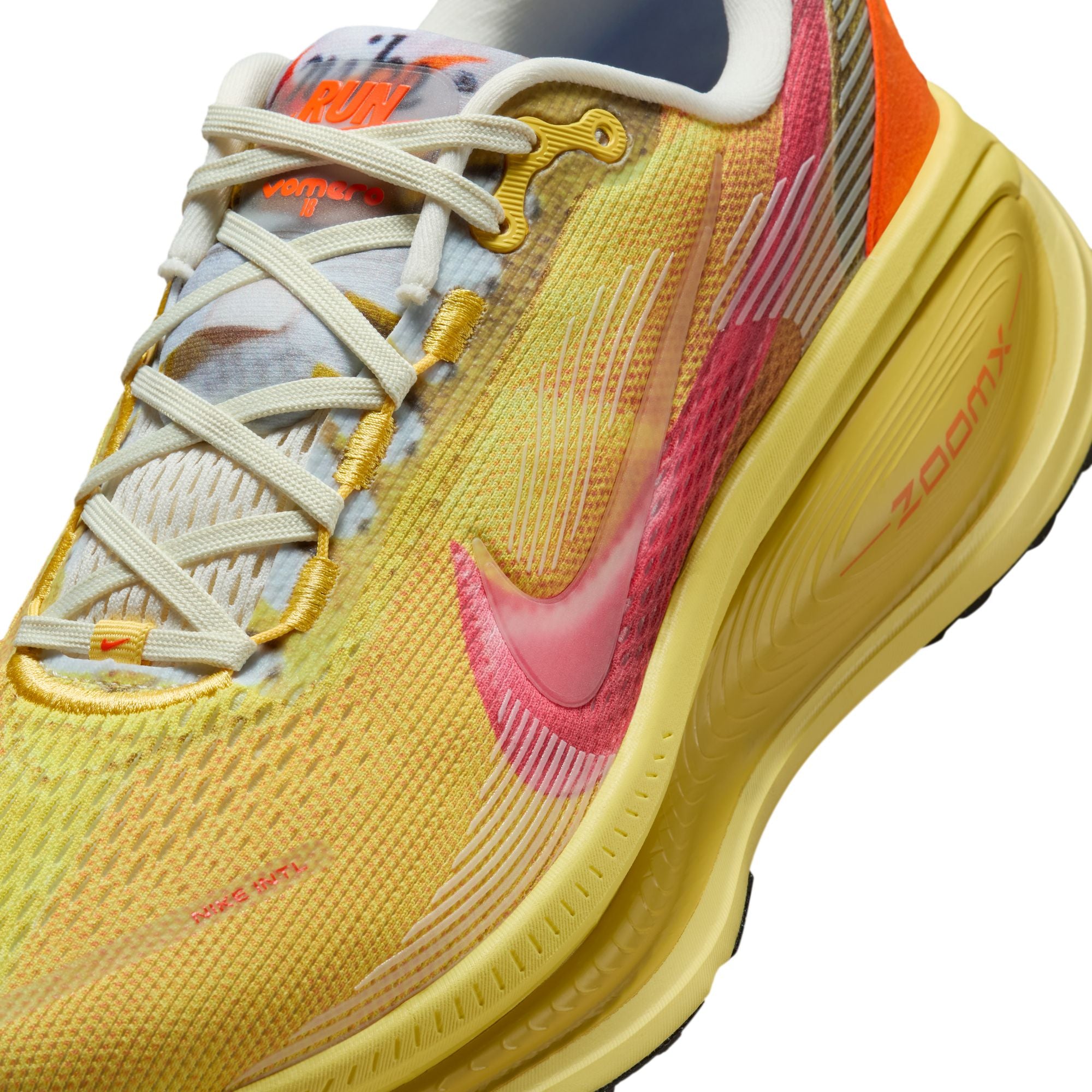 MENS NIKE VOMERO 18 SE (INTERNATIONAL RUNNING PACK)