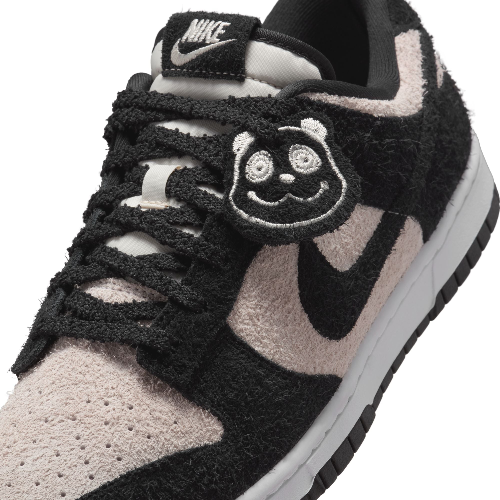 MENS NIKE DUNK LOW RETRO SE (WHITE/BLACK)