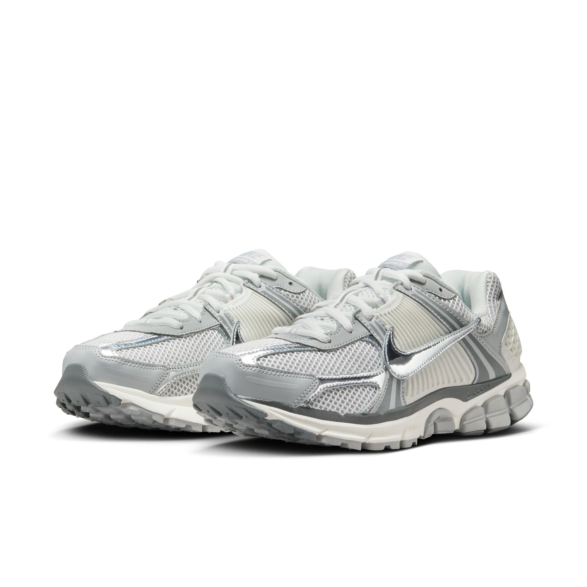 MENS NIKE ZOOM VOMERO 5 (SUMMIT WHITE/METALLIC SILVER)