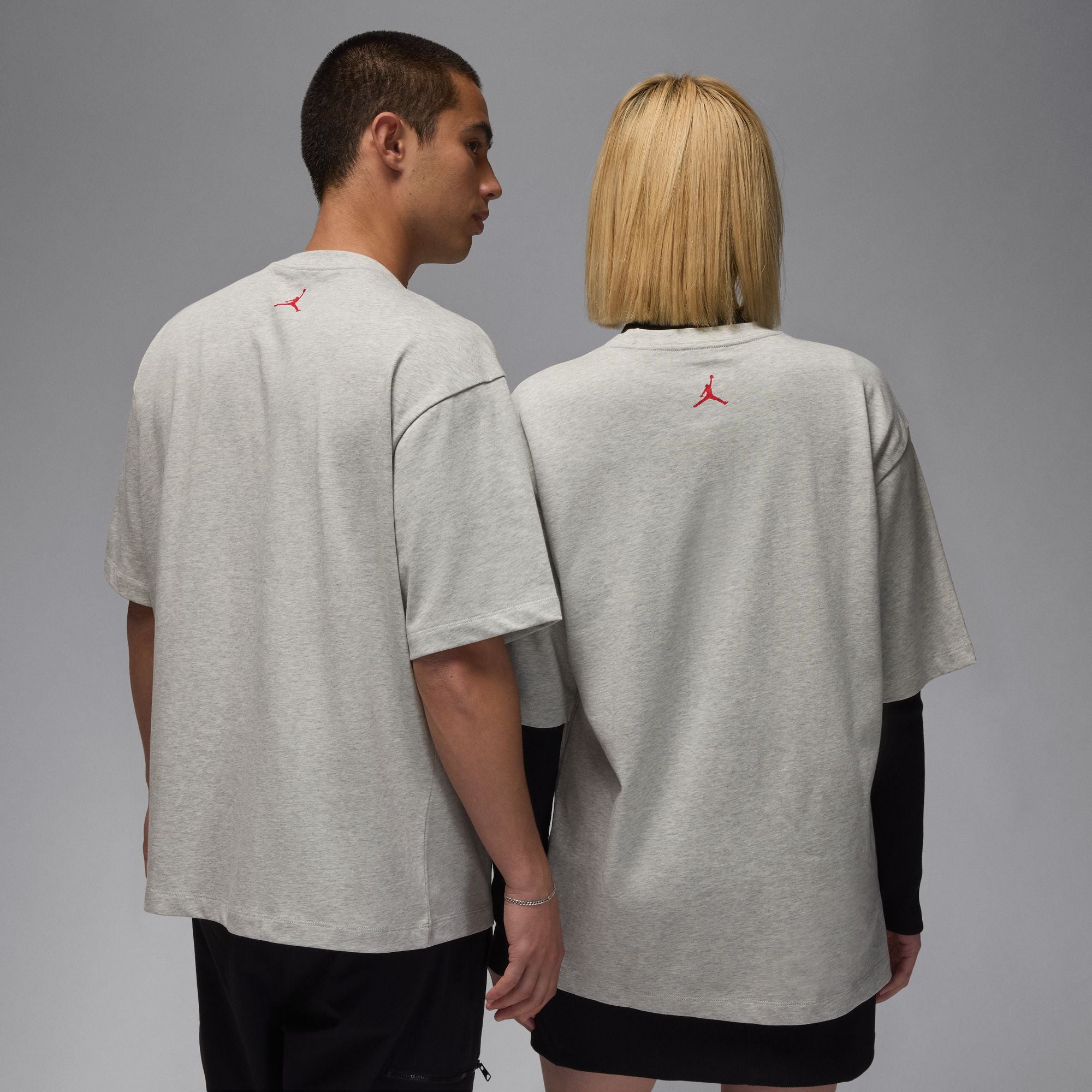 MENS JORDAN OVERSIZED PHOTO T-SHIRT (GREY HEATHER/VARSITY RED)