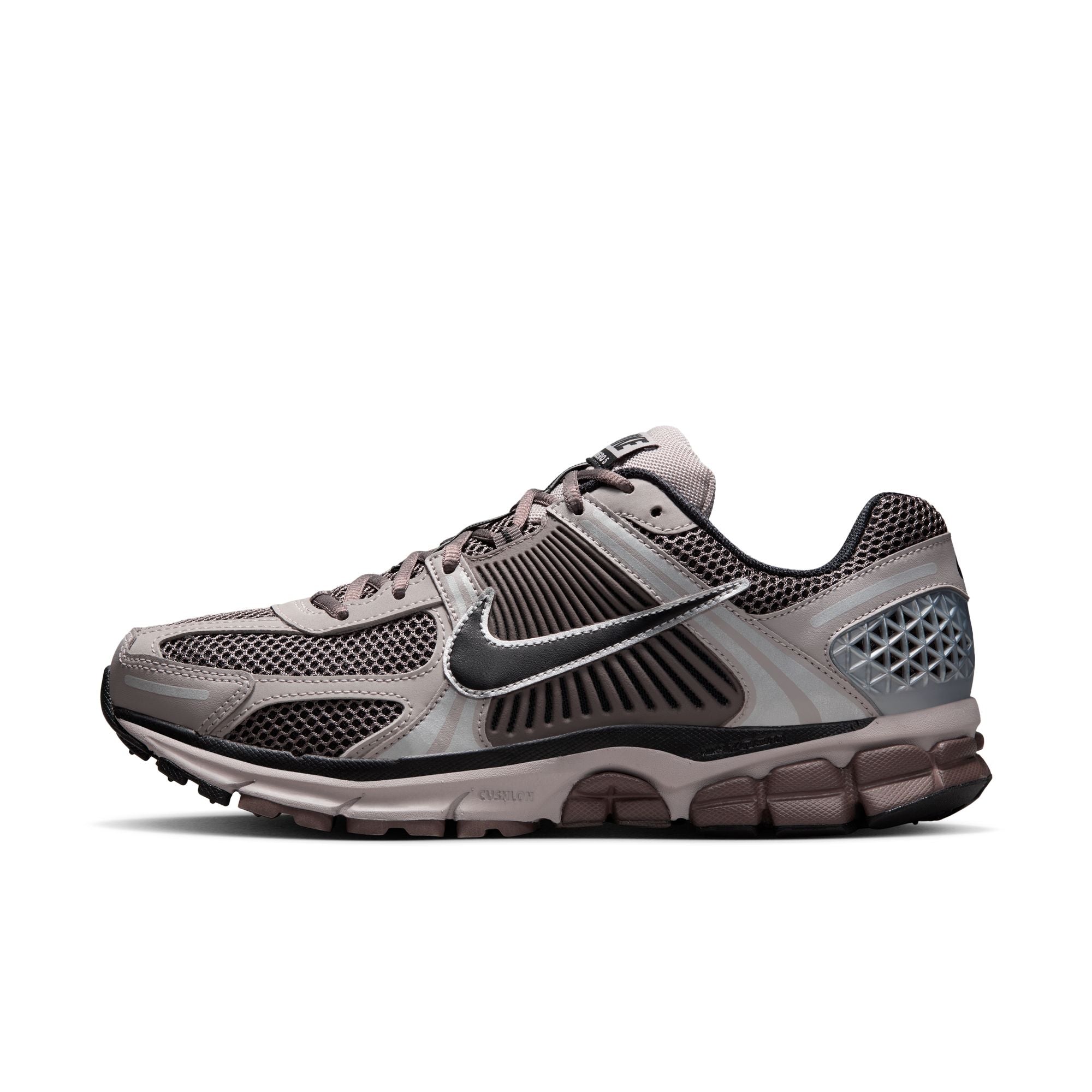 MENS NIKE ZOOM VOMERO 5 (COLLEGE GREY/BLACK/CAVE STONE)