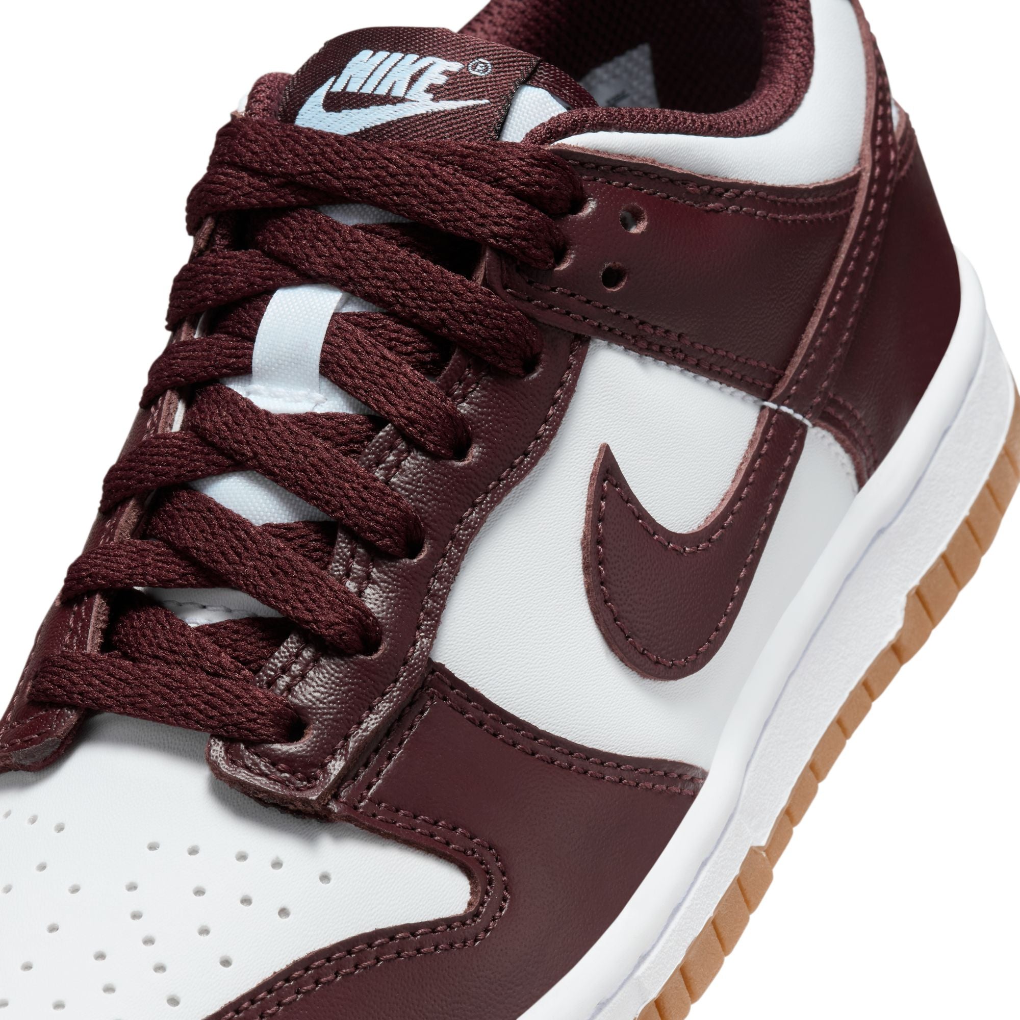 KIDS NIKE DUNK LOW GS (WHITE/BURGUNDY CRUSH/GUM LIGHT BROWN)