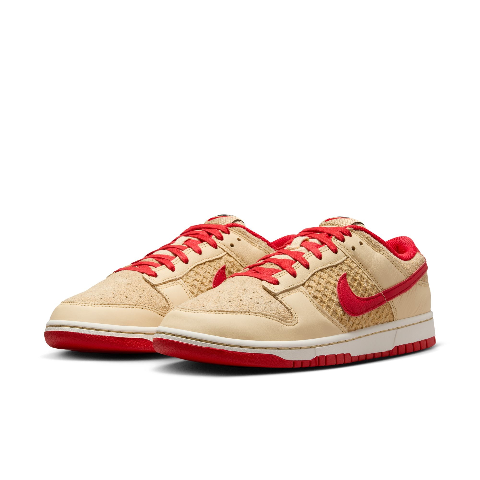 MENS NIKE DUNK LOW RETRO SE (Strawberry Waffle)