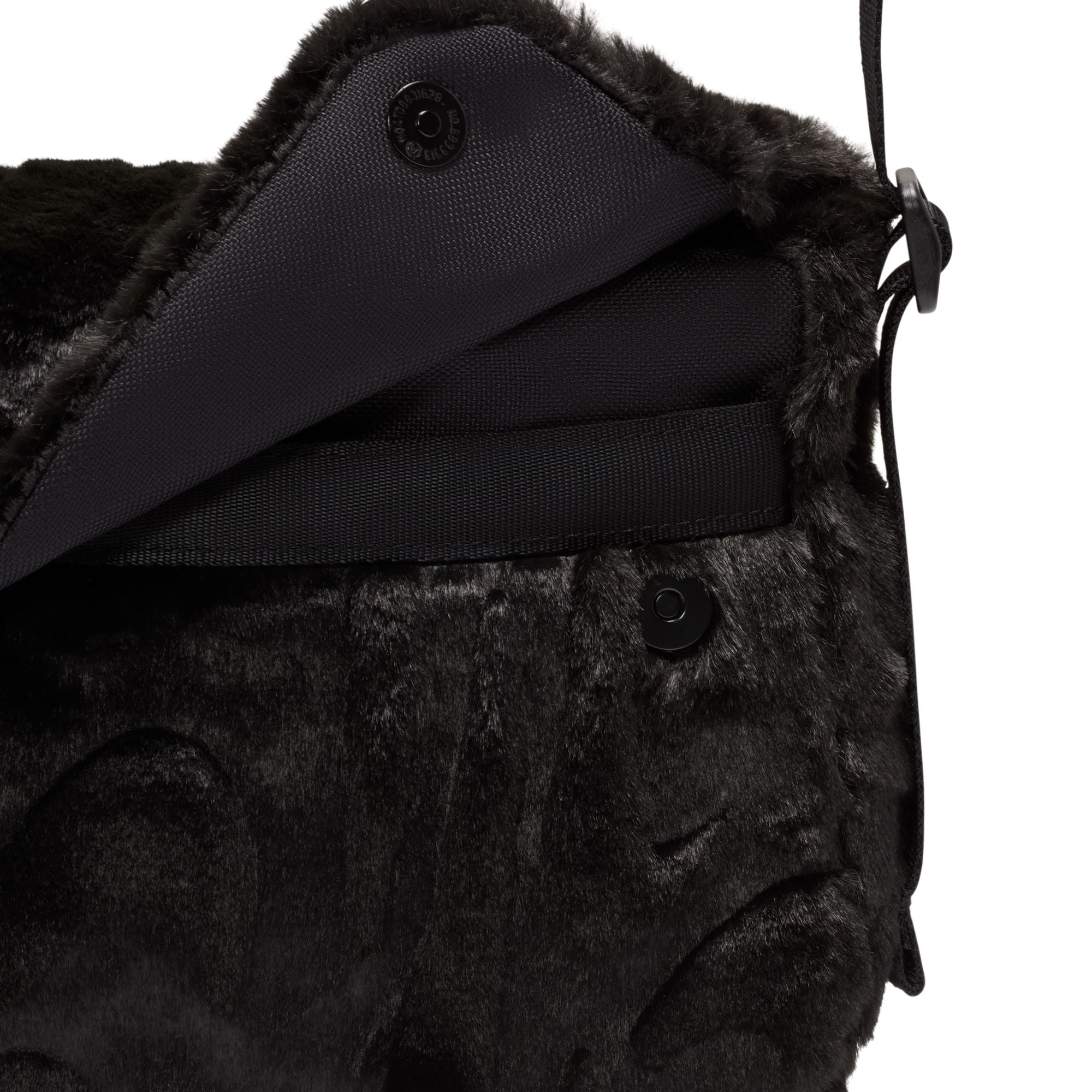 UNISEX NIKE SPORTSWEAR FUTURA 365 FAUX FUR CROSSBODY BAG (BLACK)