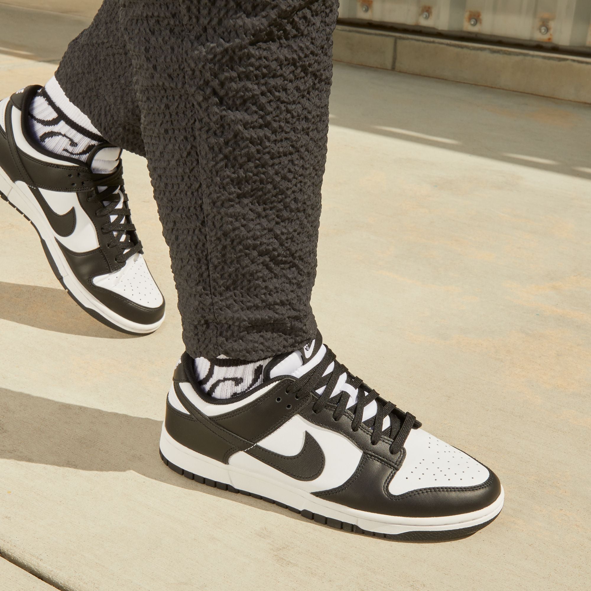 MENS NIKE DUNK LOW RETRO (PANDA)