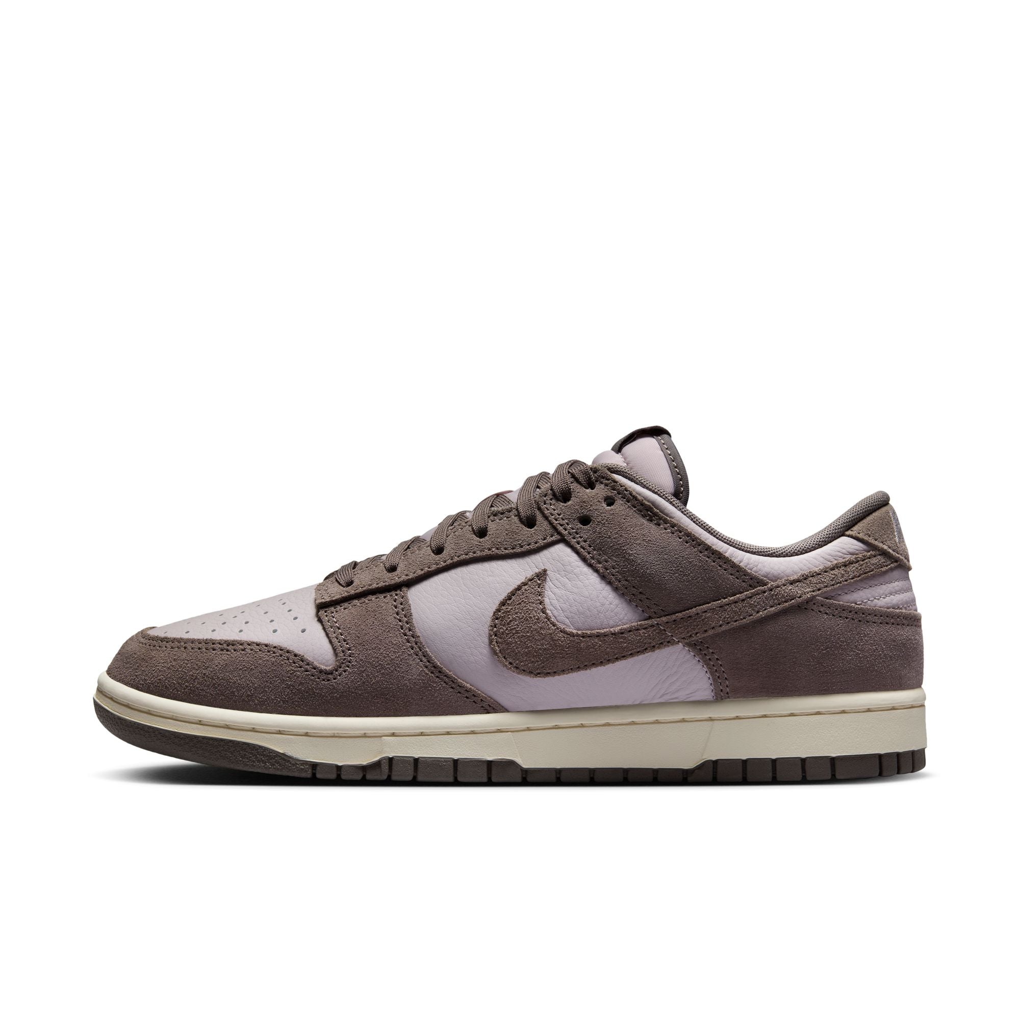 MENS NIKE DUNK LOW RETRO SE (PLATINUM VIOLET/CAVE STONE/PALE IVORY)