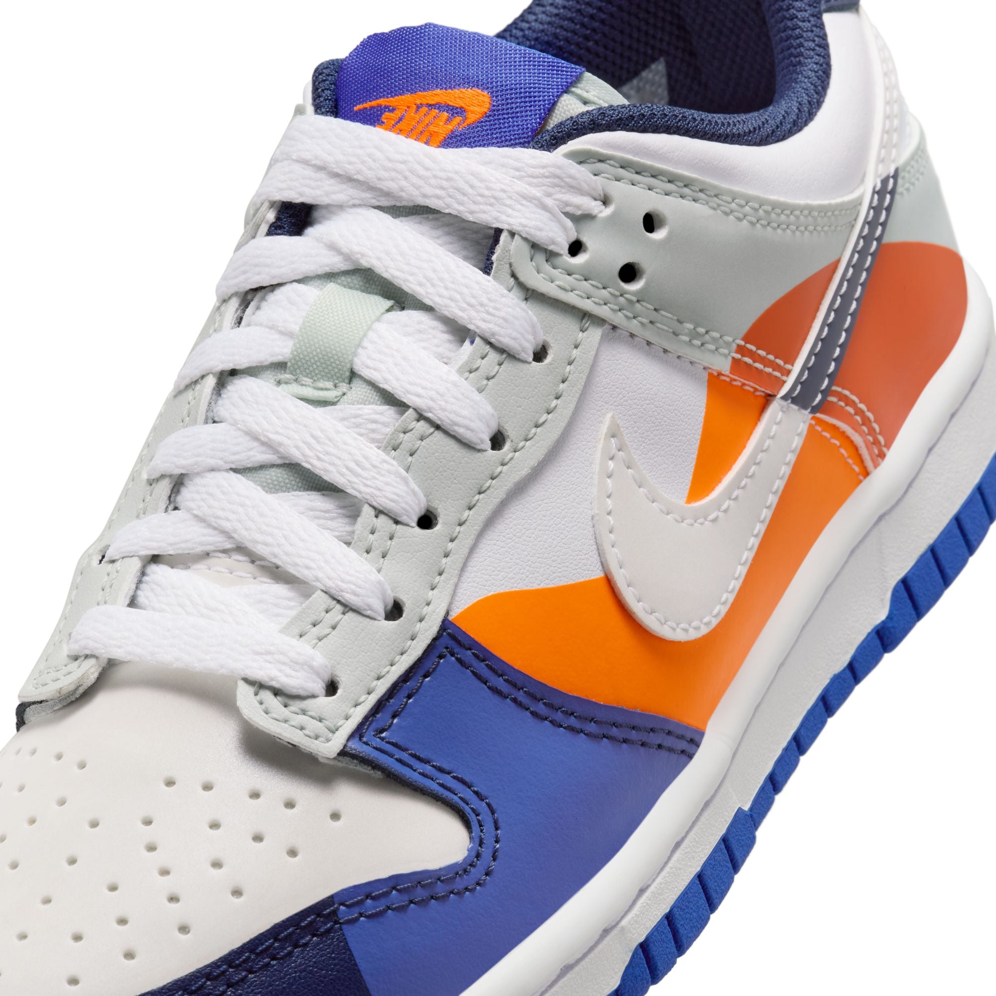 KIDS NIKE DUNK LOW SE GS (WHITE/LIGHT SILVER/MIDNIGHT NAVY)