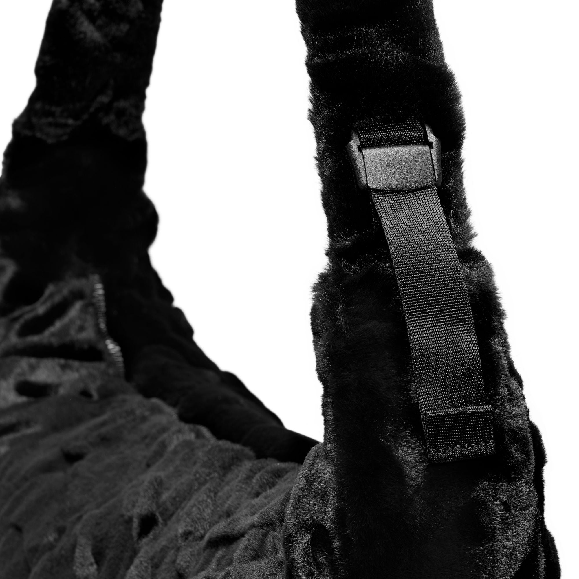 UNISEX NIKE SPORTSWEAR FAUX FUR SLOUCHY BAG (BLACK)