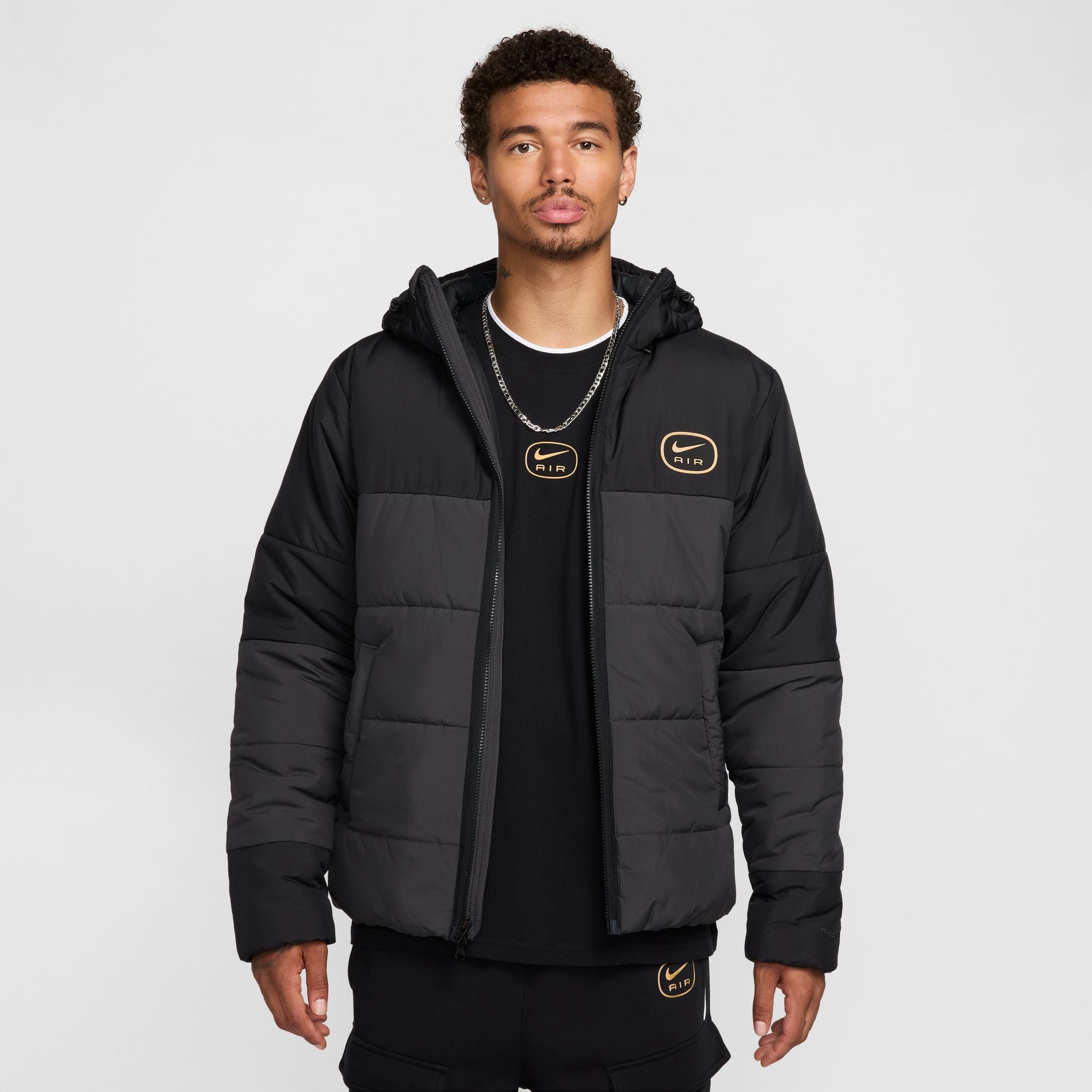 MEN NSW SYNTHETIC-FILL JACKET (BLACK/ANTHRACITE/METALLIC GOLD)