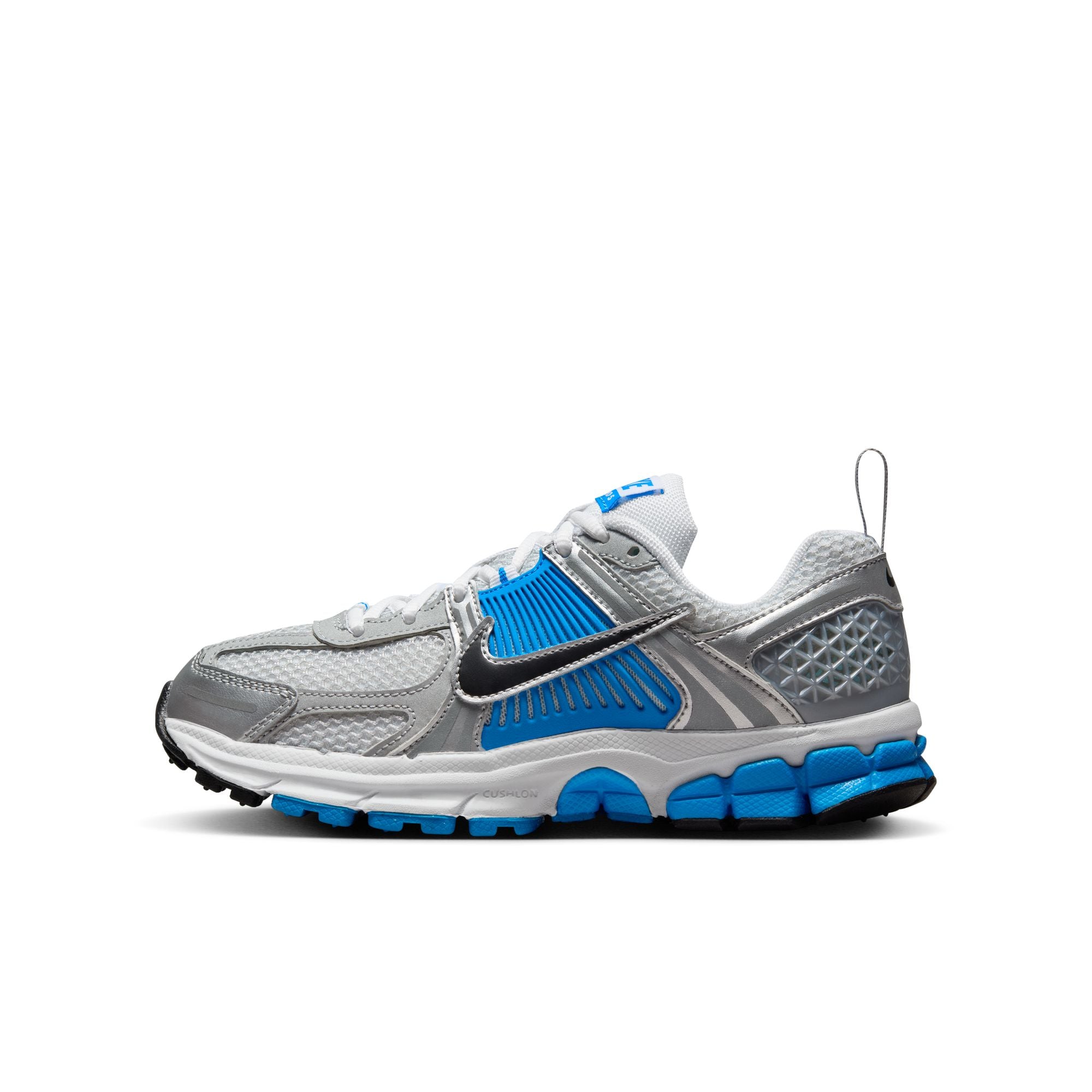 KIDS NIKE VOMERO GS (WHITE/BLACK/PURE PLATINUM/PHOTO BLUE)