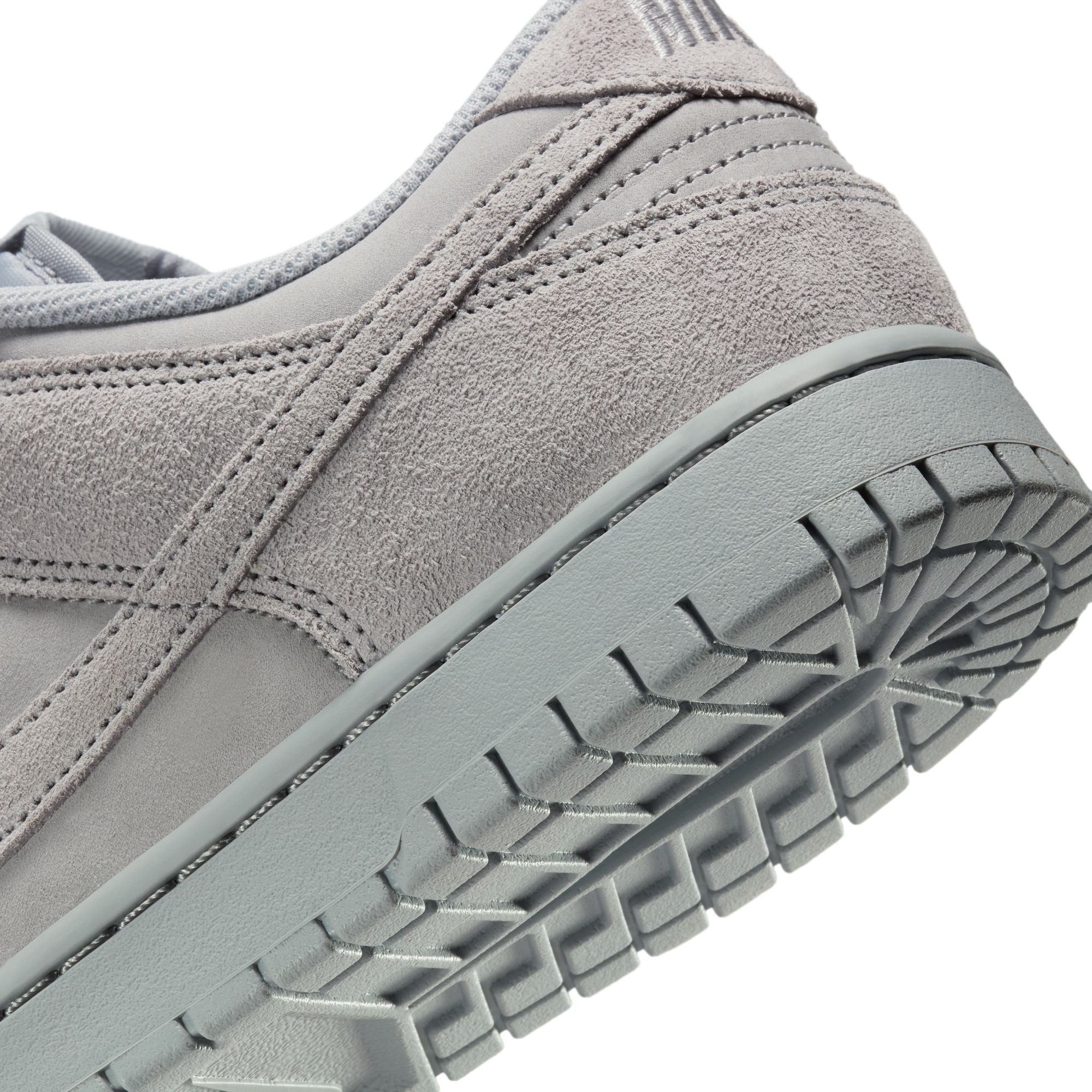 MENS NIKE DUNK LOW RETRO SE (WOLF GREY)
