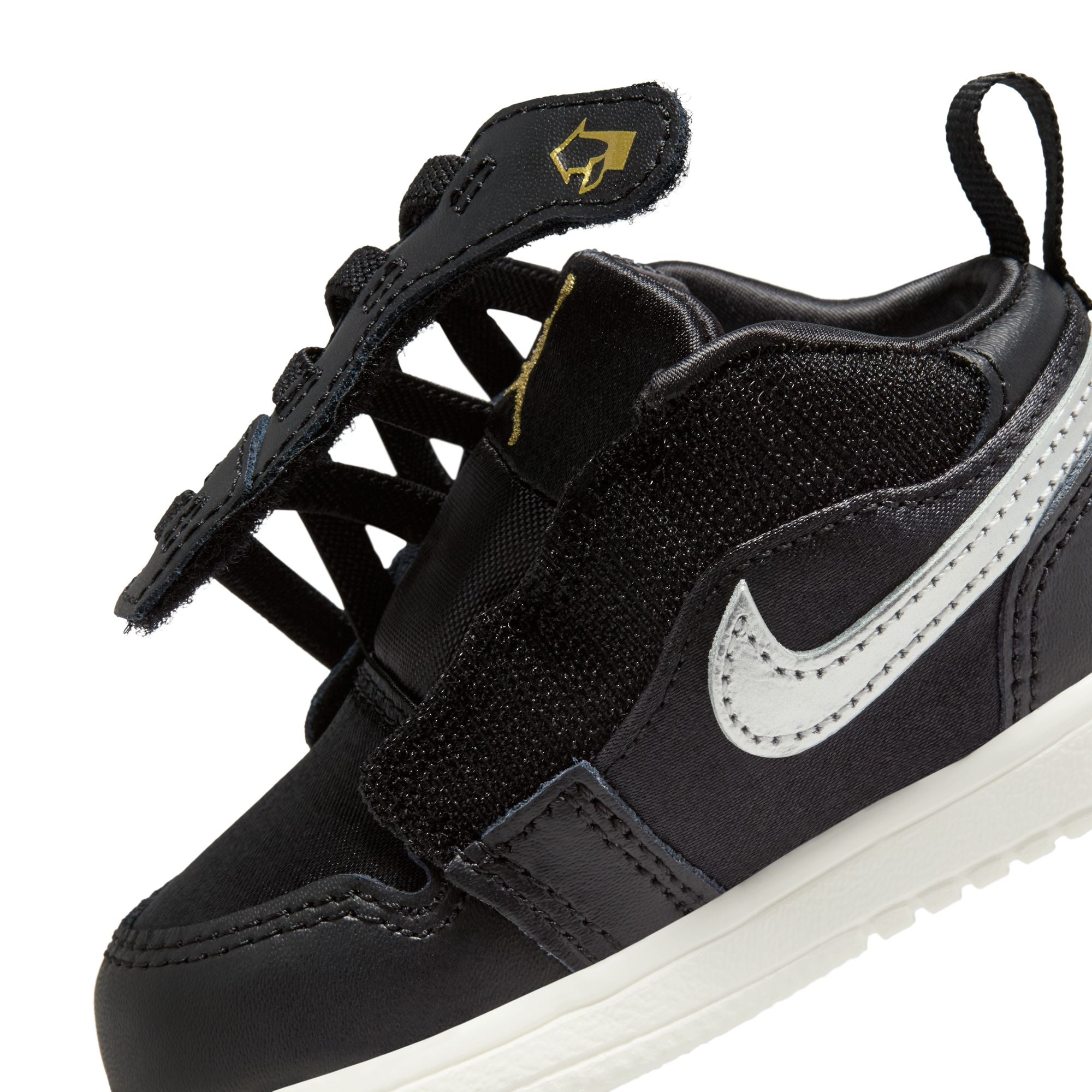 KIDS JORDAN 1 LOW ALT SE TD (BLACK/METALLIC SILVER/SAIL/METALLIC GOLD)