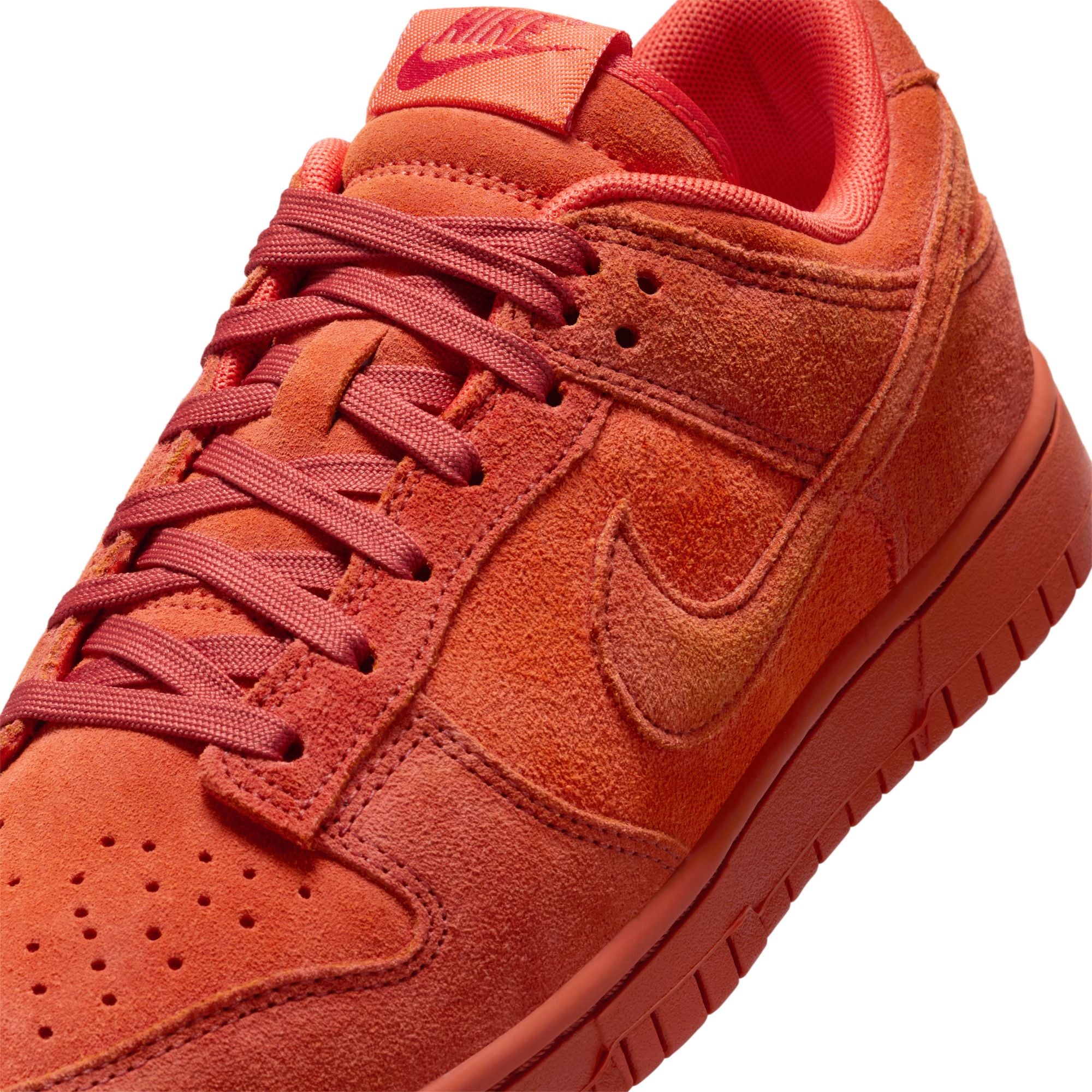 WOMENS NIKE DUNK LOW SE (PICANTE RED/DRAGON RED)