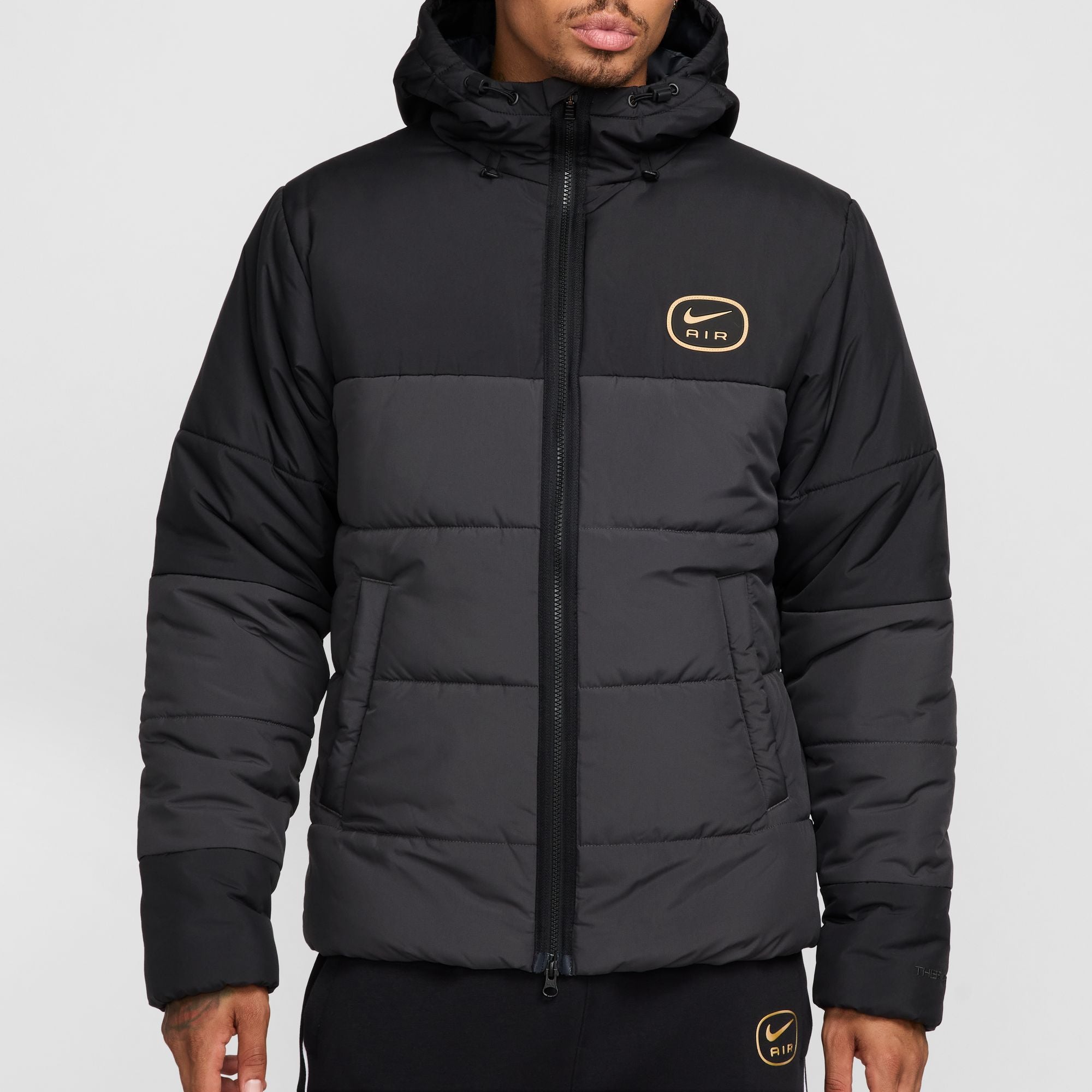 MEN NSW SYNTHETIC-FILL JACKET (BLACK/ANTHRACITE/METALLIC GOLD)