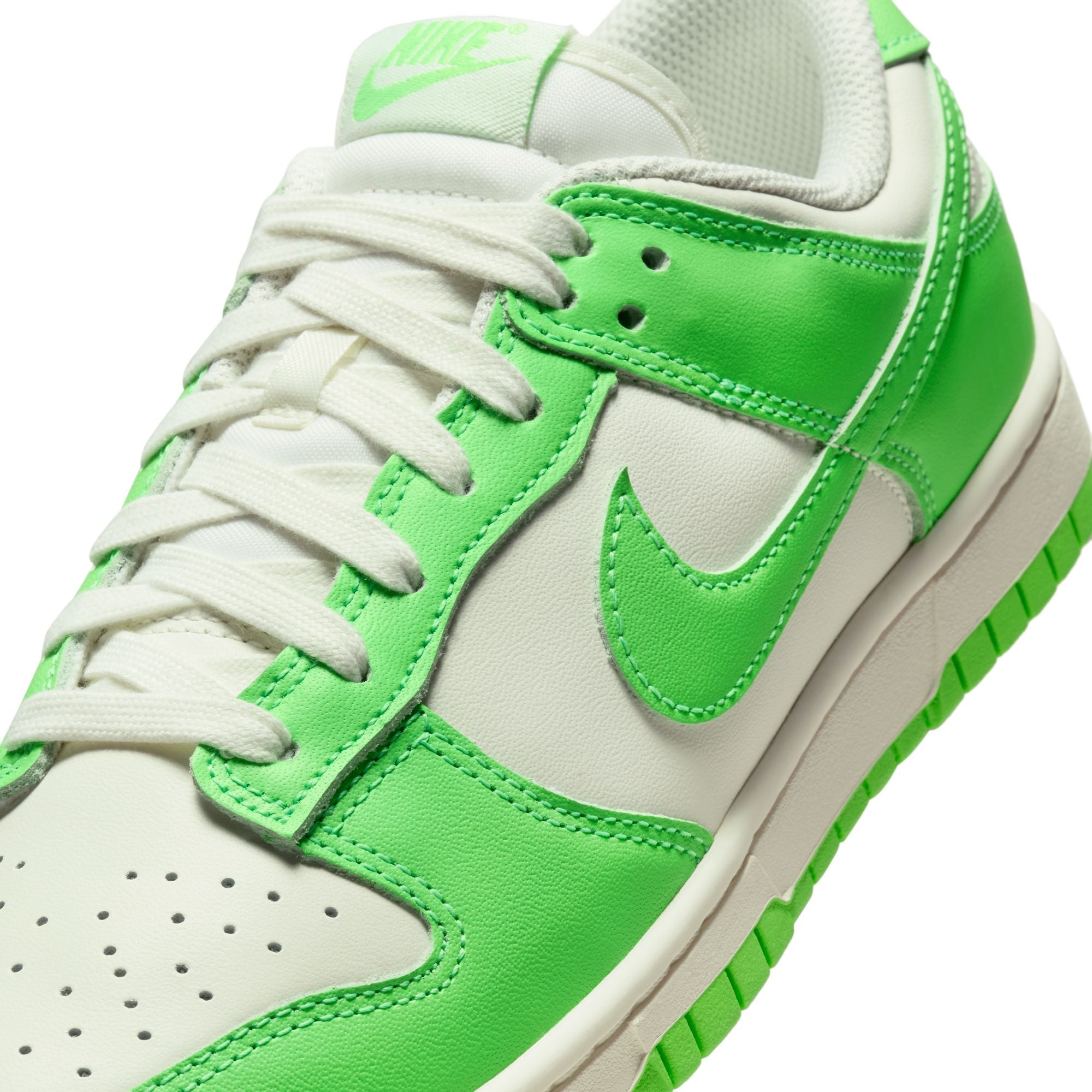 WOMENS NIKE DUNK LOW (SAIL/GREEN STRIKE)