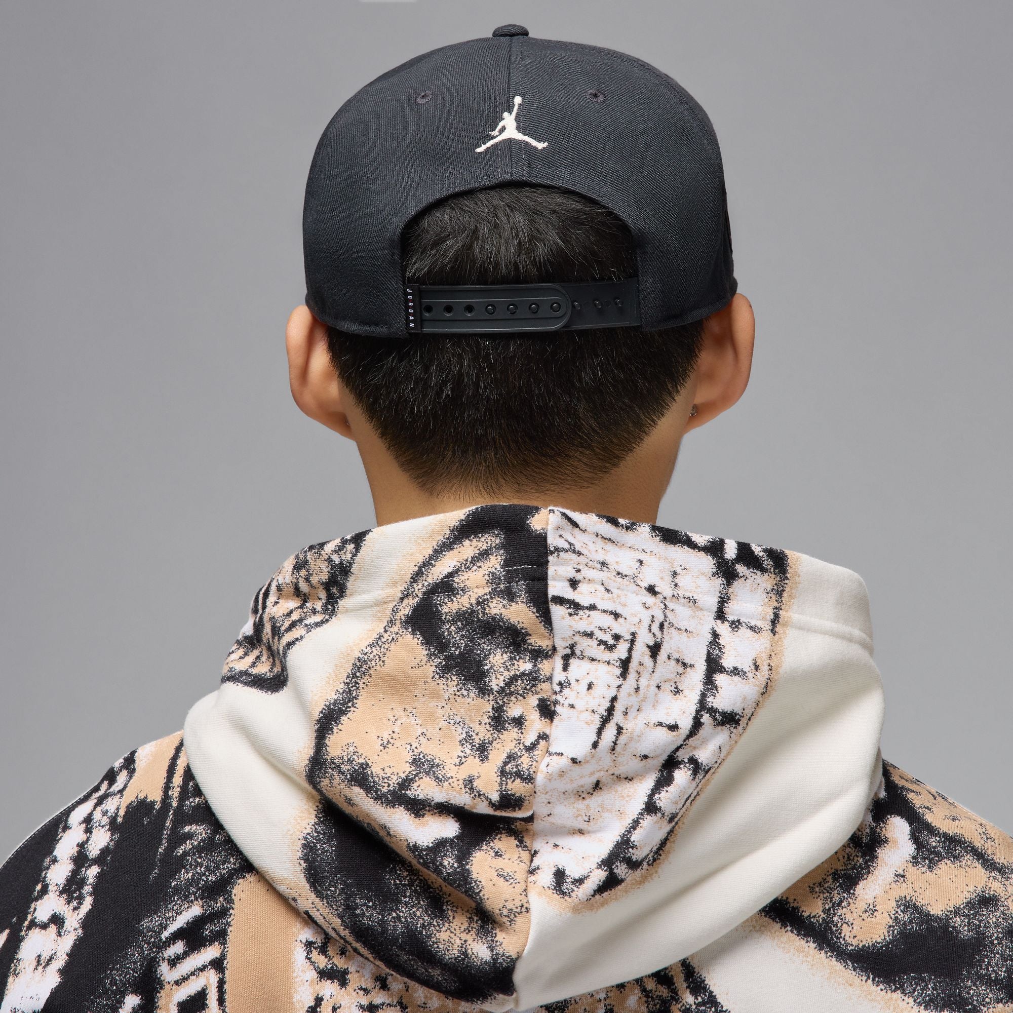 JORDAN PRO STRUCTURED HAT (OFF NOIR/IRON GREY/SAIL)