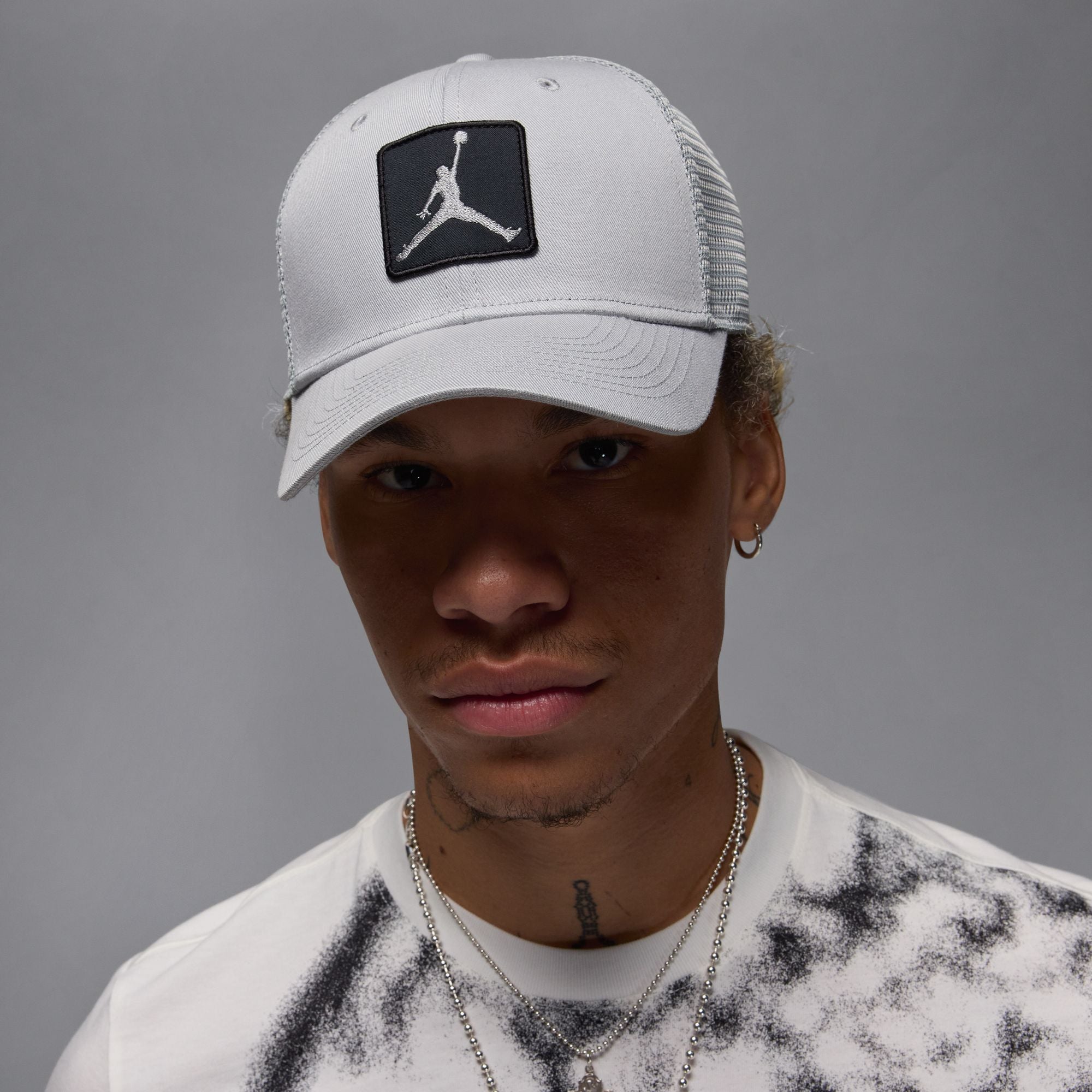 JORDAN RISE TRUCKER HAT (LT SMOKE GREY)