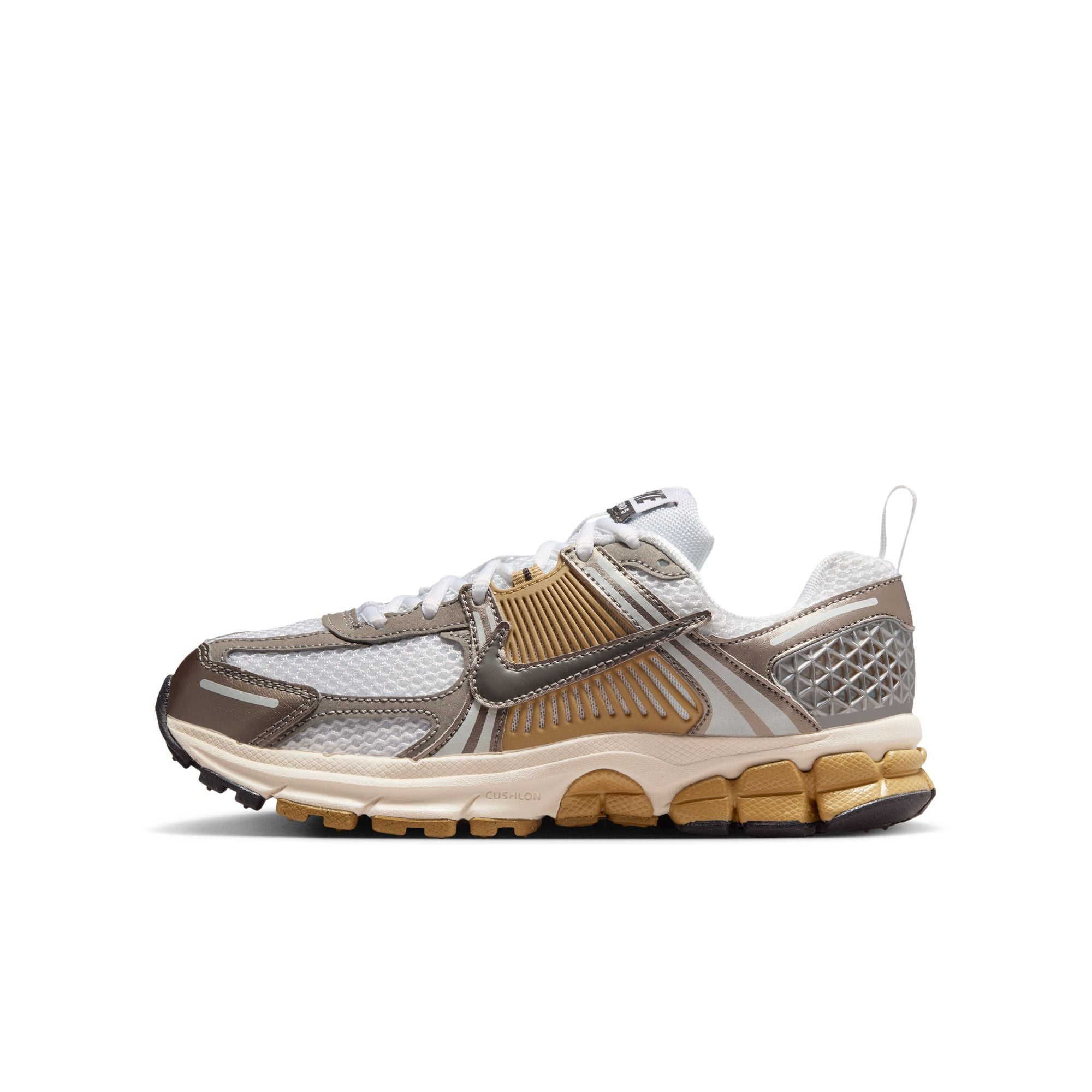 KIDS NIKE VOMERO 5 GS (MTLC PEWTER/MEDIUM ASH/PARACHUTE BEIGE)