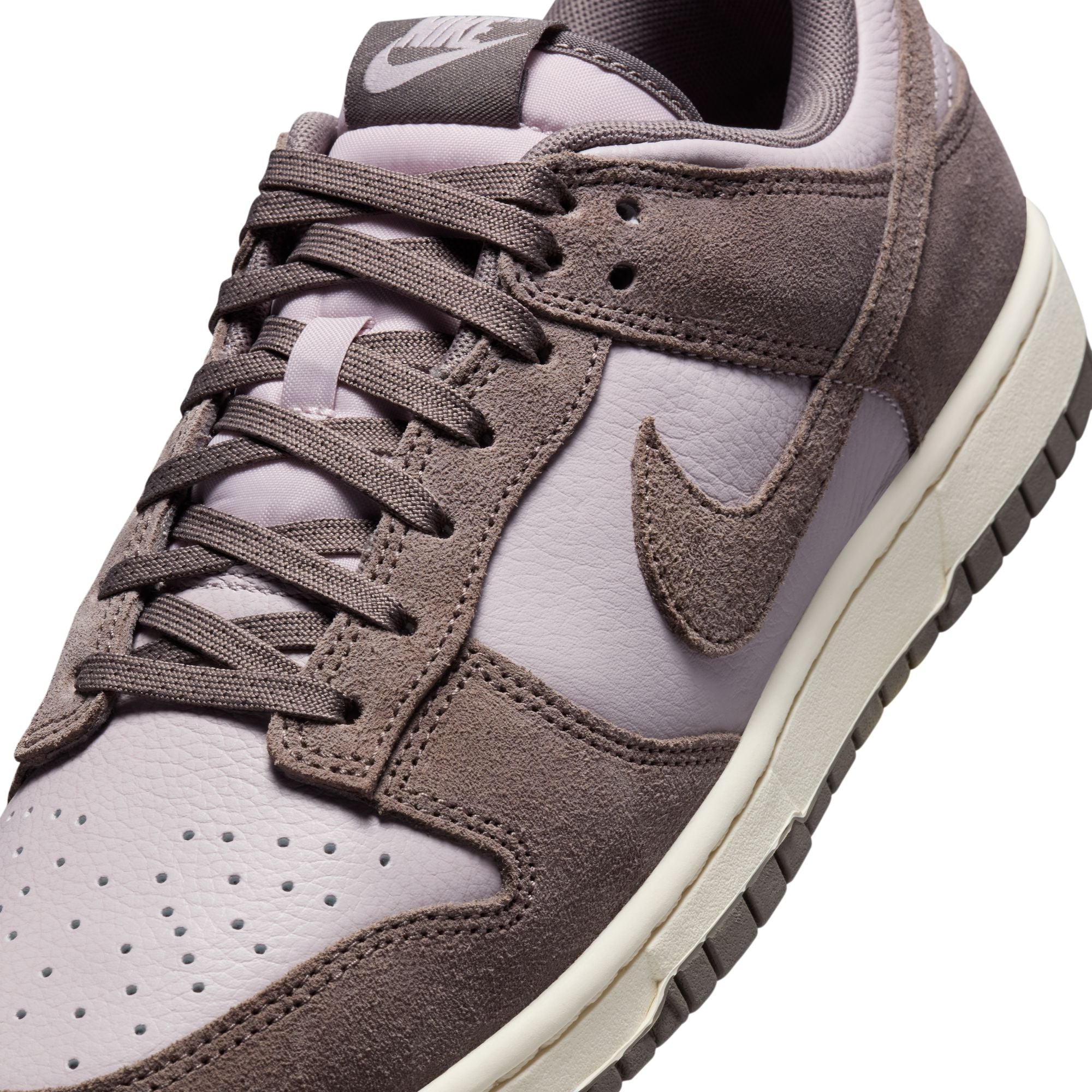 MENS NIKE DUNK LOW RETRO SE (PLATINUM VIOLET/CAVE STONE/PALE IVORY)