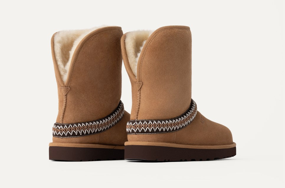 WOMENS UGG CLASSIC SHORT CRESCENT (CHESTNUT)