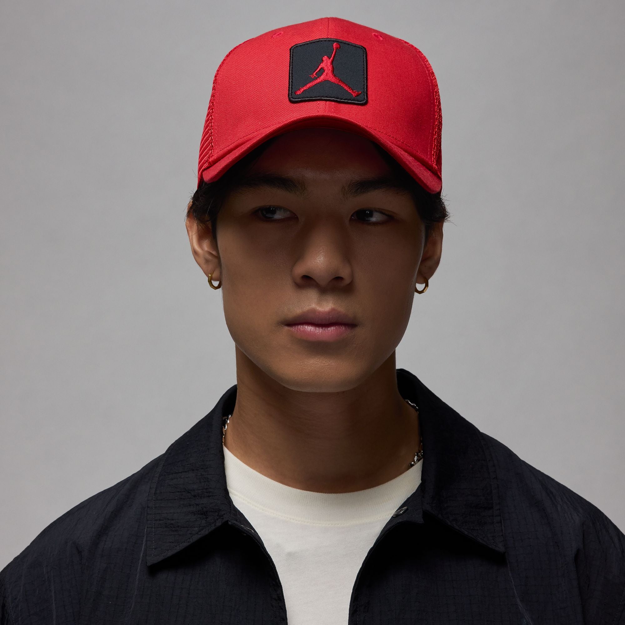 JORDAN RISE TRUCKER HAT (GYM RED/BLACK)