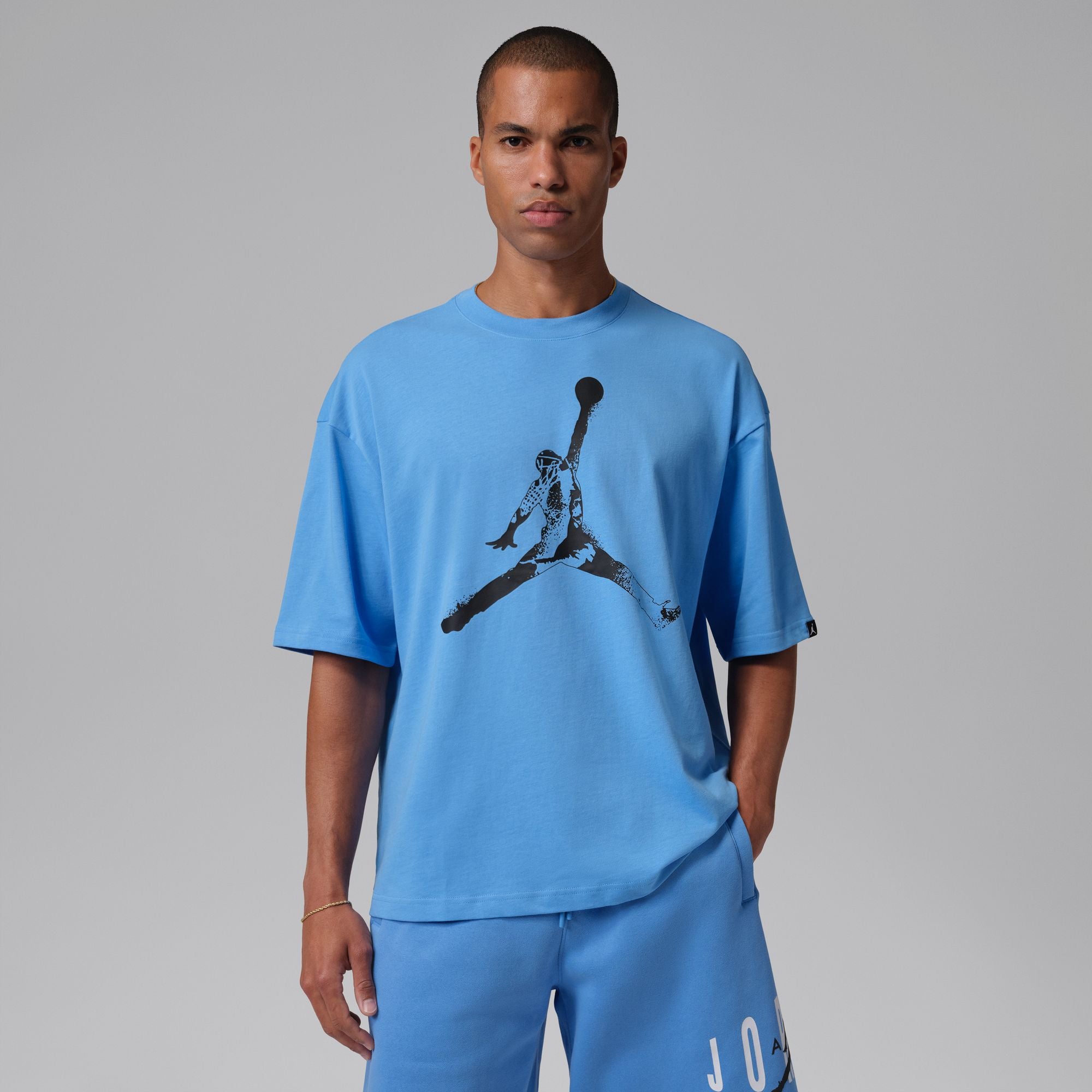 MENS JORDAN OVERSIZE SS CREW LA GR (UNIVERSITY BLUE/BLACK)