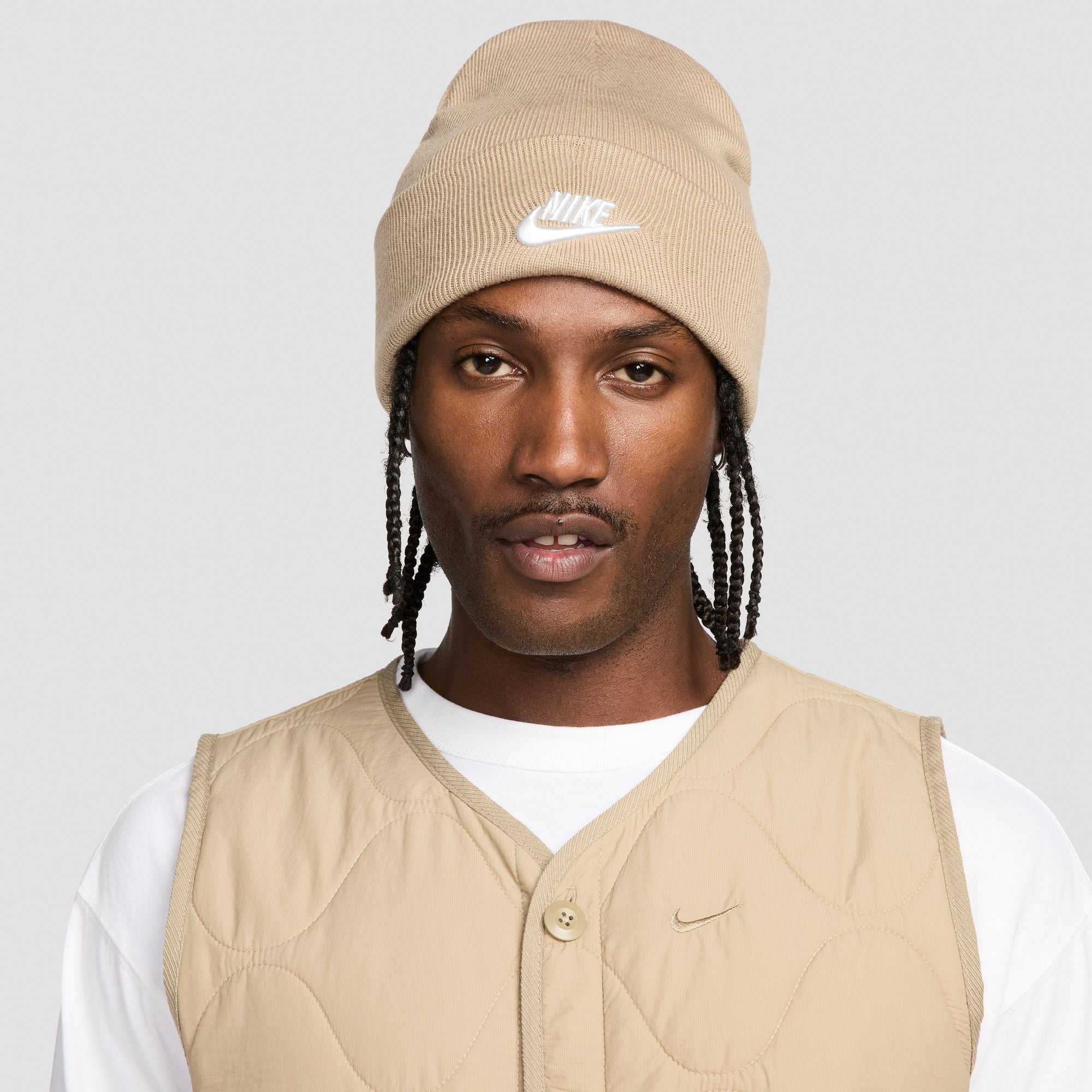 UNISEX NIKE PEAK BEANIE (KHAKI/WHITE)