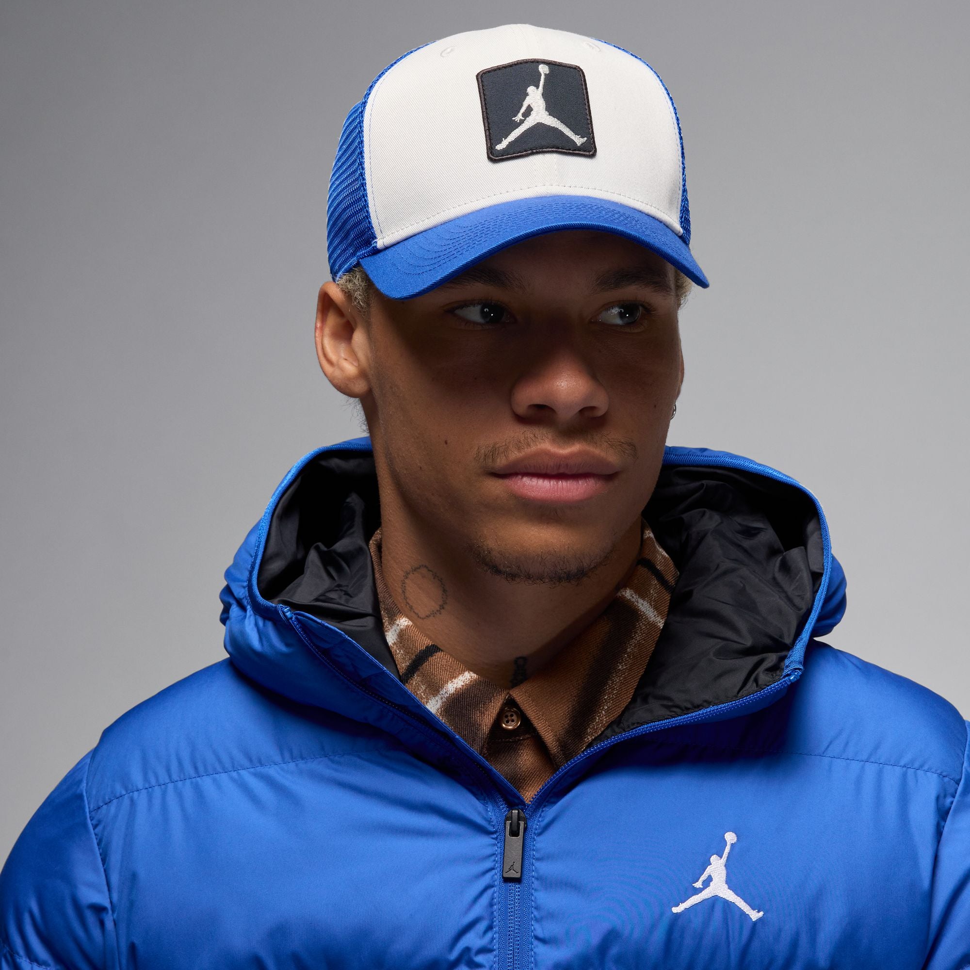 JORDAN RISE TRUCKER HAT (SAIL/GAME ROYAL)