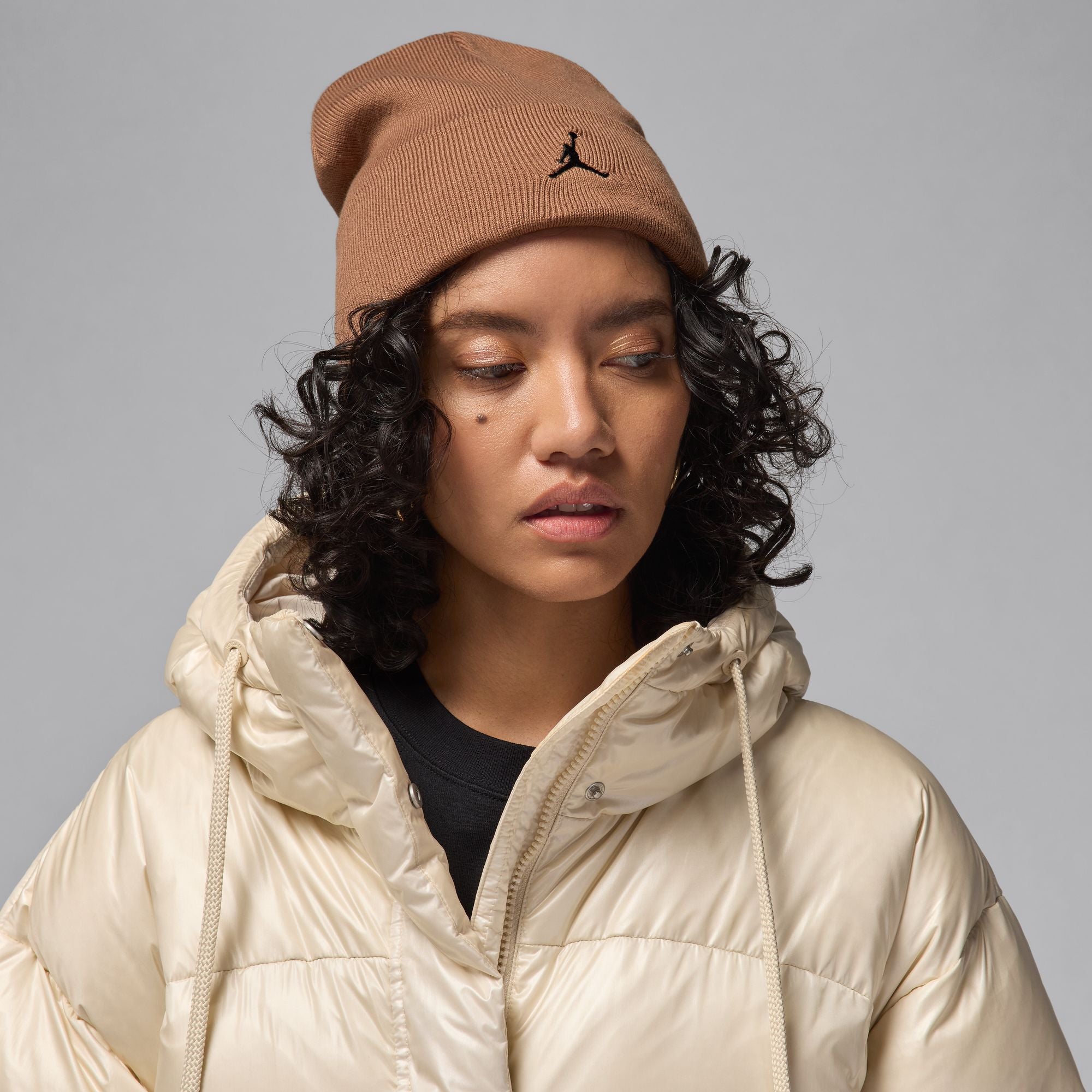 U JORDAN PEAK BEANIE (ARCHAEO BROWN/BLACK)