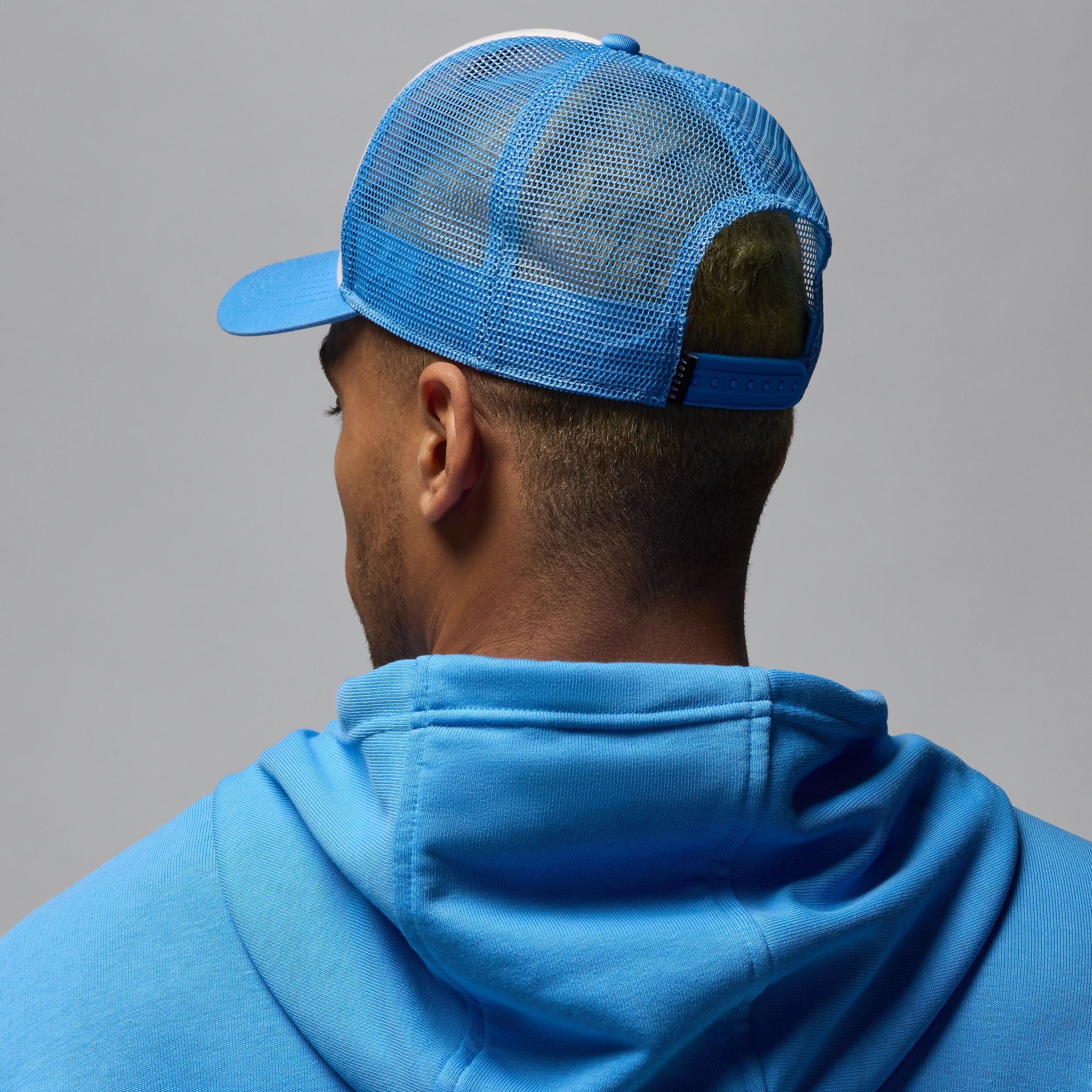 JORDAN RISE TRUCKER HAT (SAIL/LEGEND BLUE/SAIL)