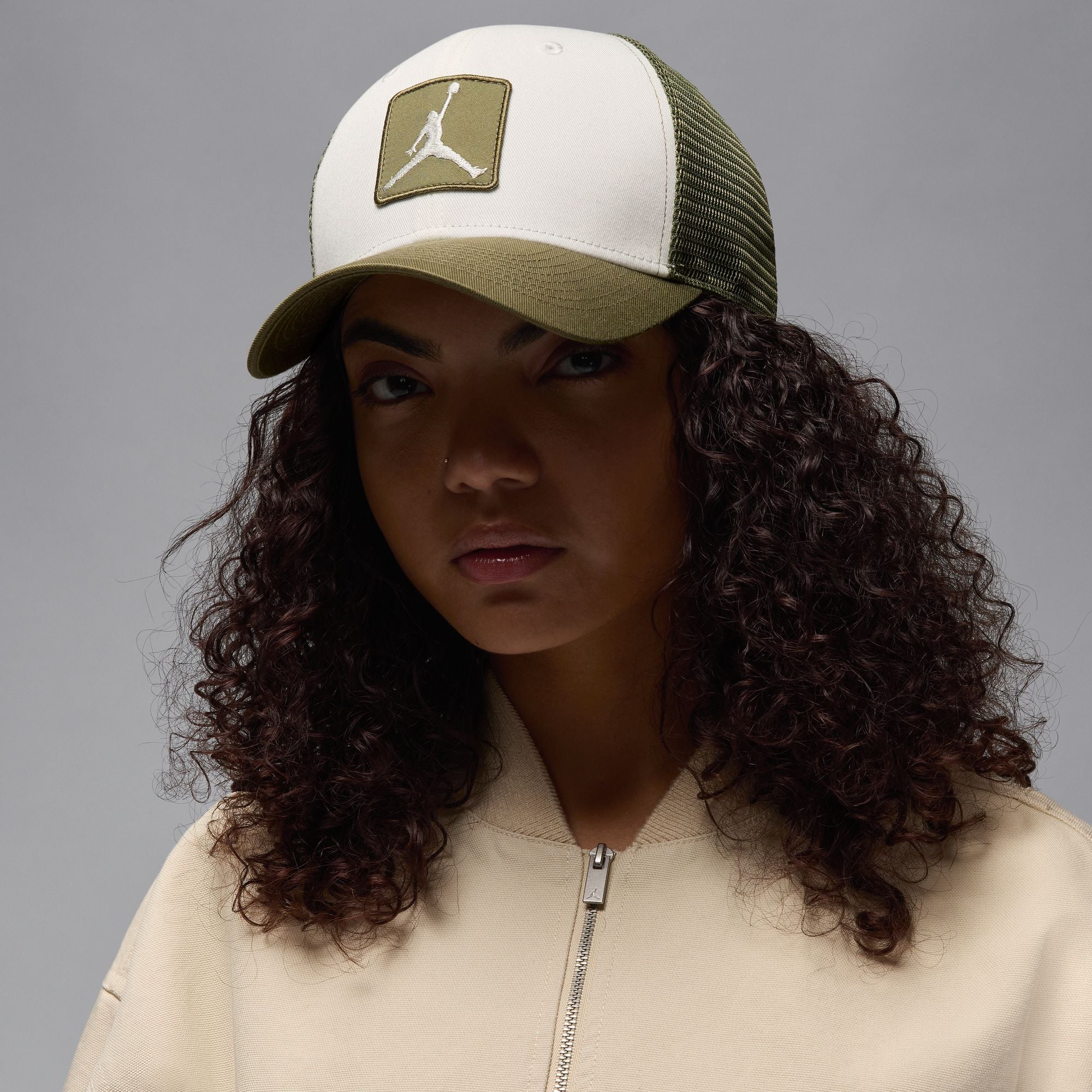 JORDAN RISE TRUCKER HAT (SAIL/MEDIUM OLIVE)