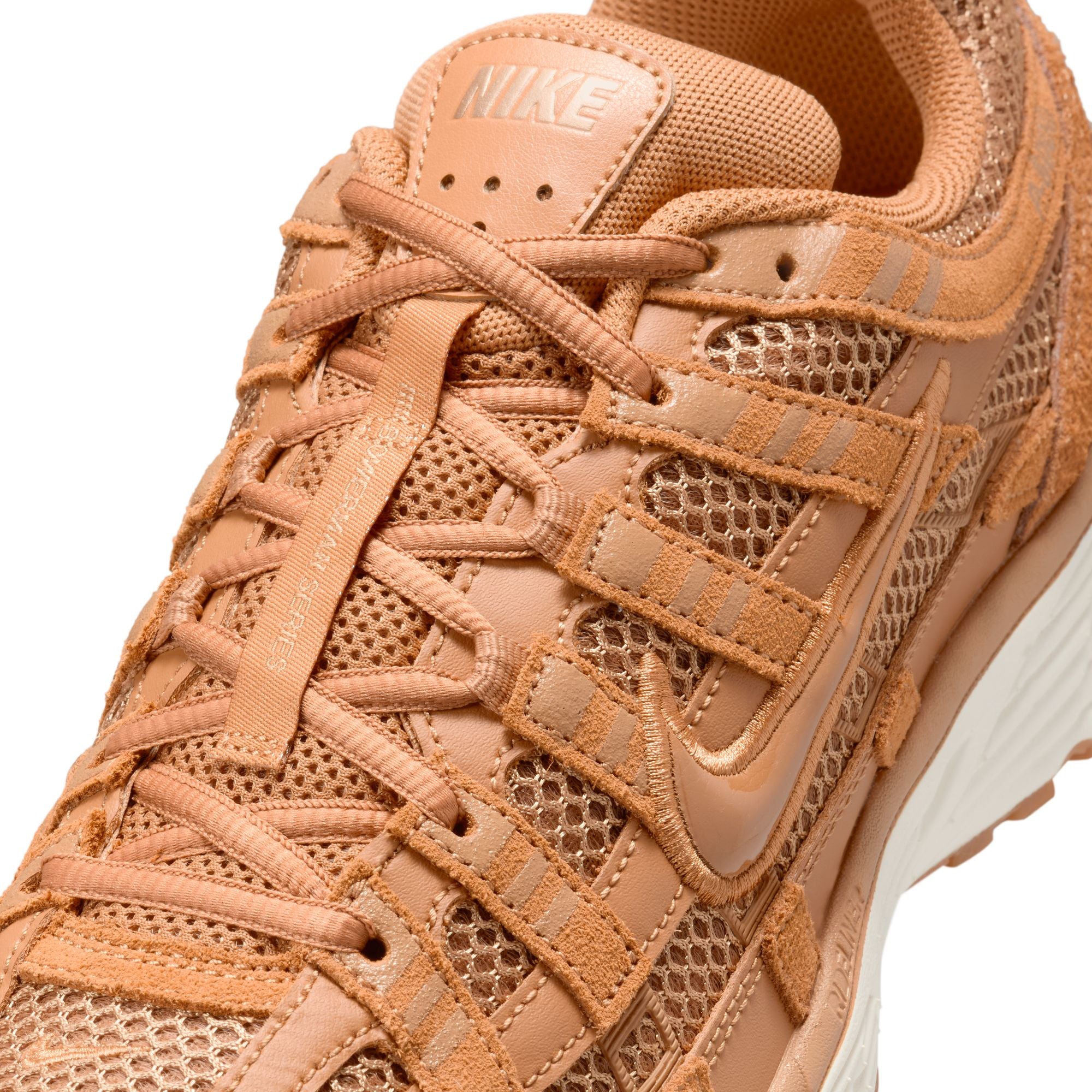 MENS NIKE P-6000 SE (FLAX/METALLIC GOLD/SAIL)