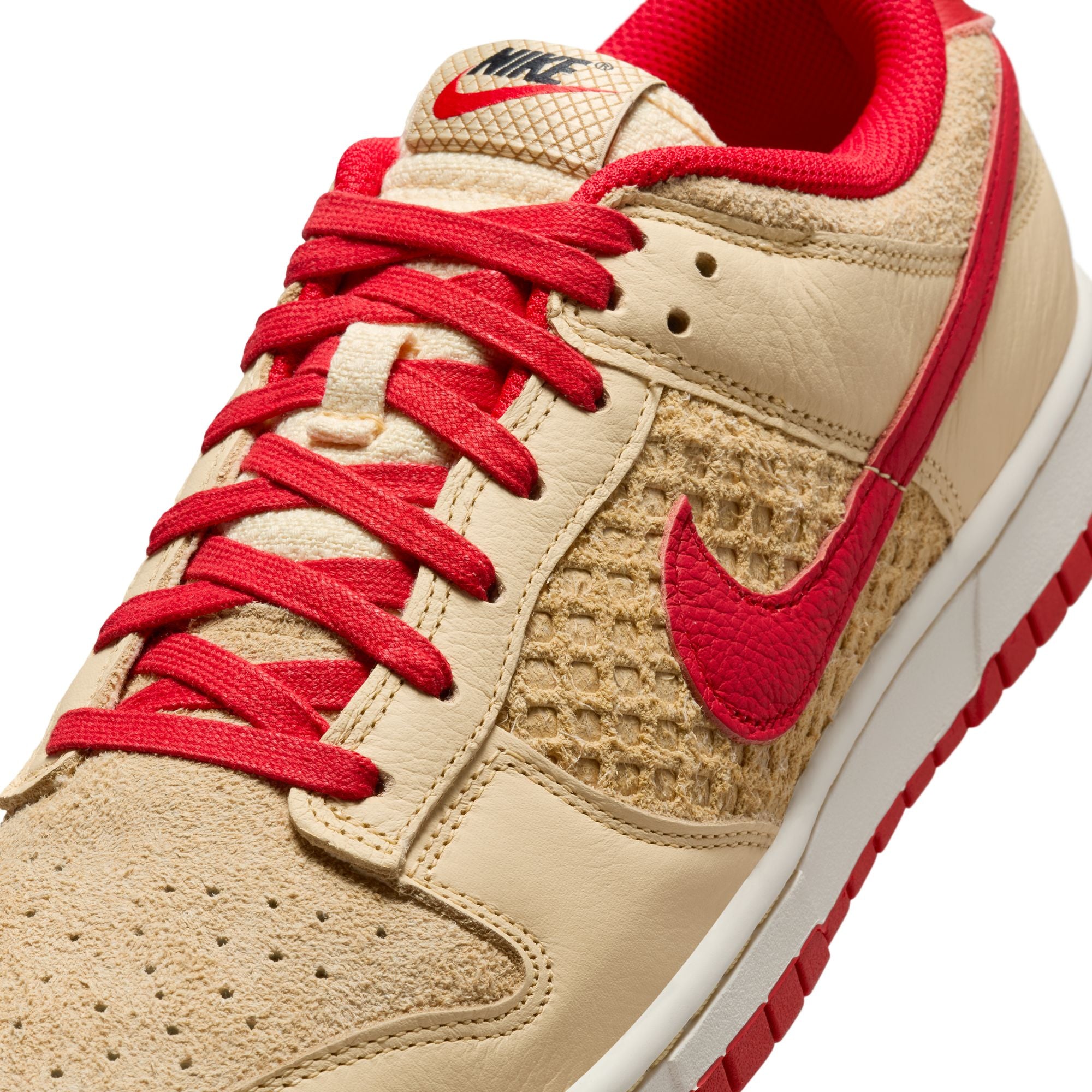 MENS NIKE DUNK LOW RETRO SE (Strawberry Waffle)