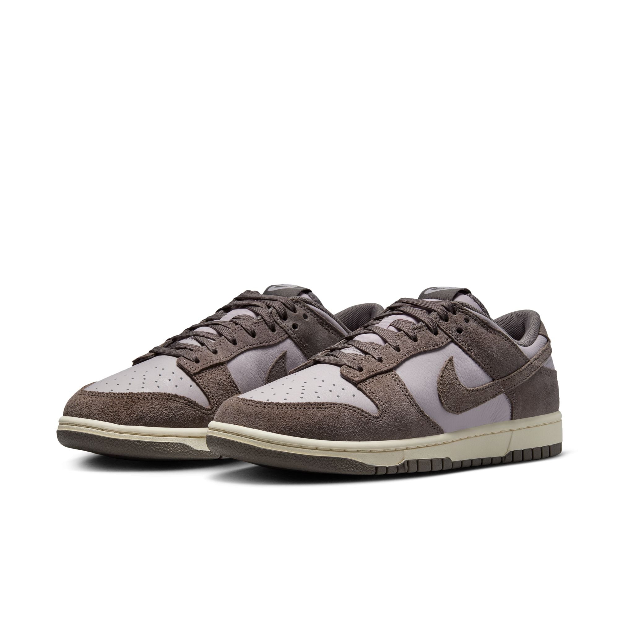 MENS NIKE DUNK LOW RETRO SE (PLATINUM VIOLET/CAVE STONE/PALE IVORY)