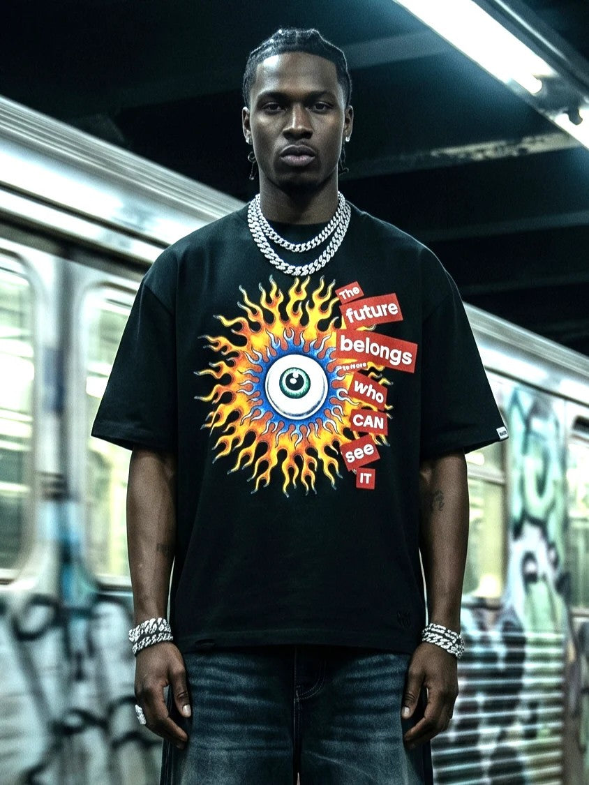 MENS MAKOBI THE WORLD IS WATCHING OVERSIZED T-SHIRT (BLACK)