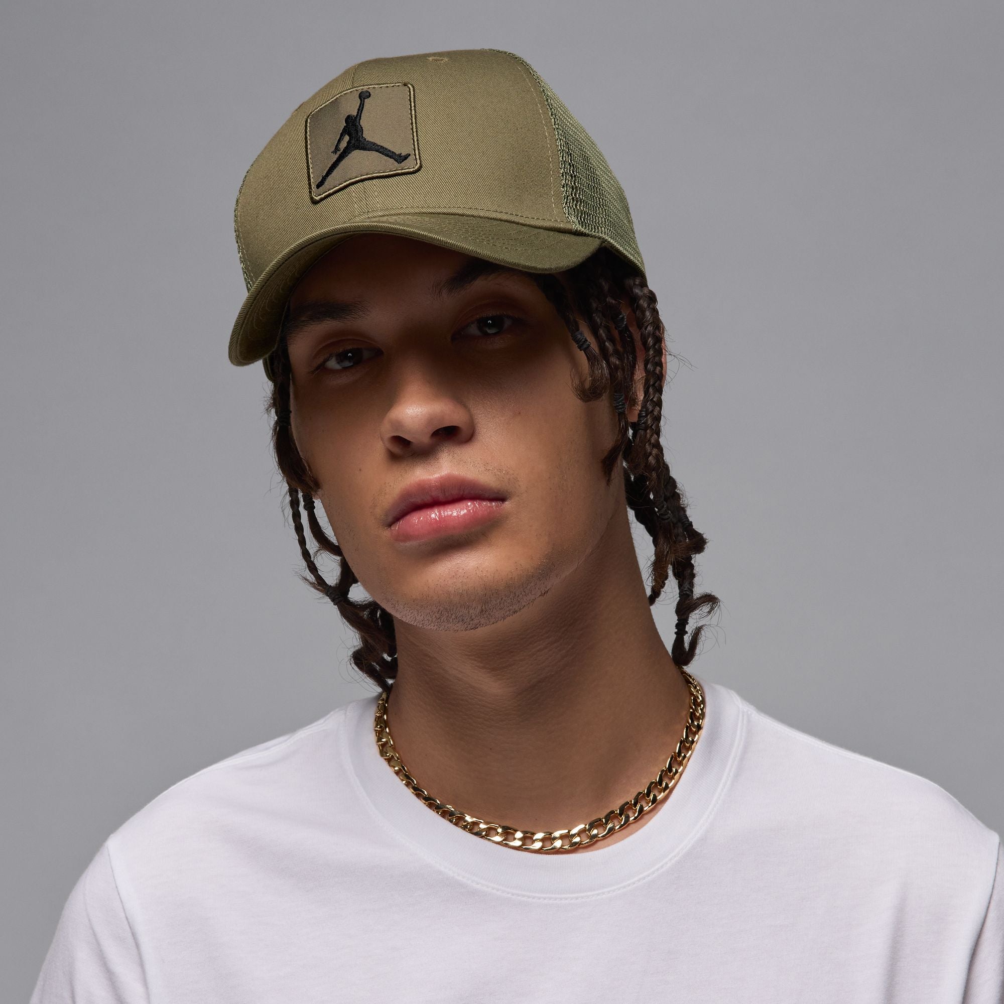 JORDAN RISE TRUCKER HAT (MEDIUM OLIVE/BLACK)